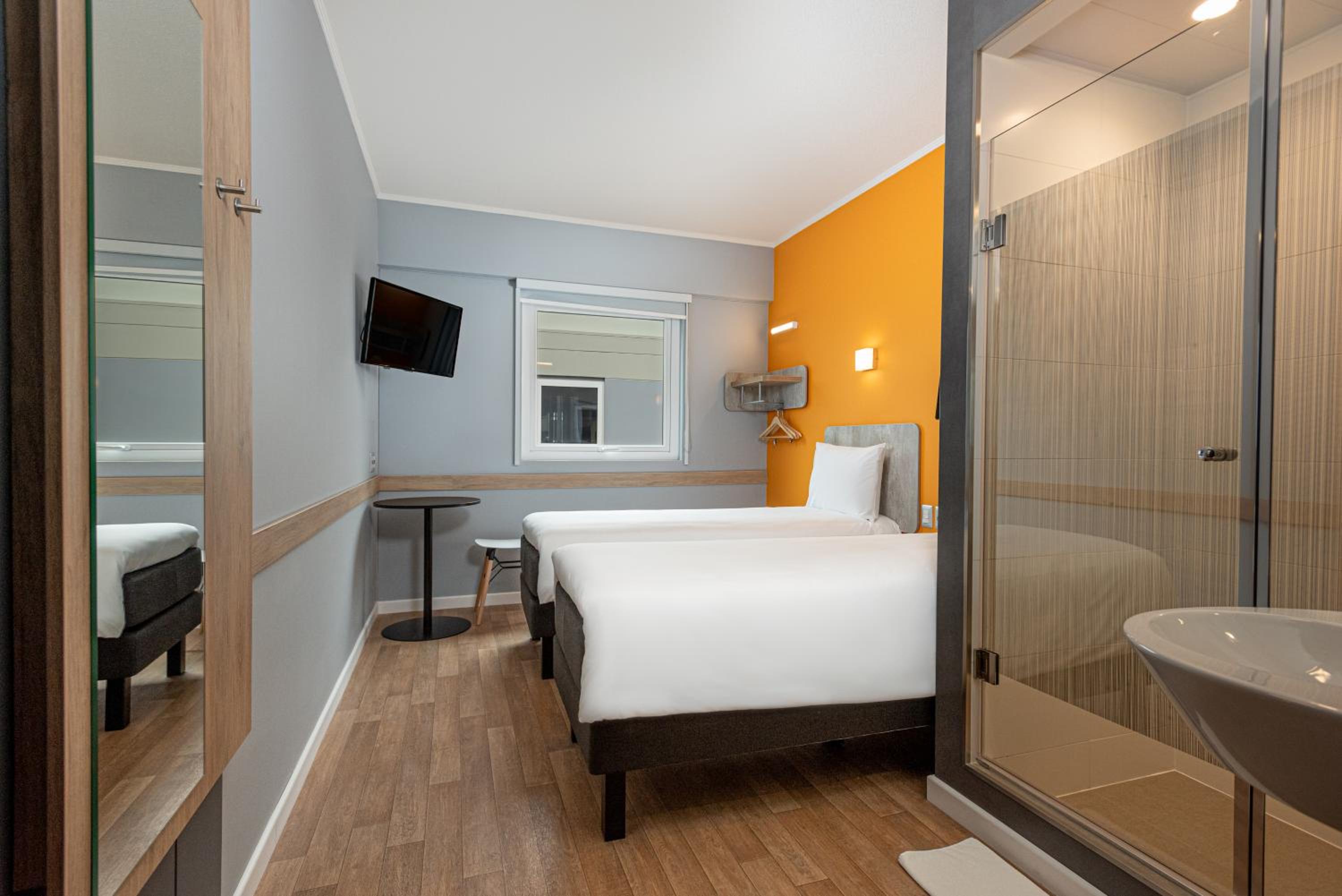 Standard Twin Room - Photo 2