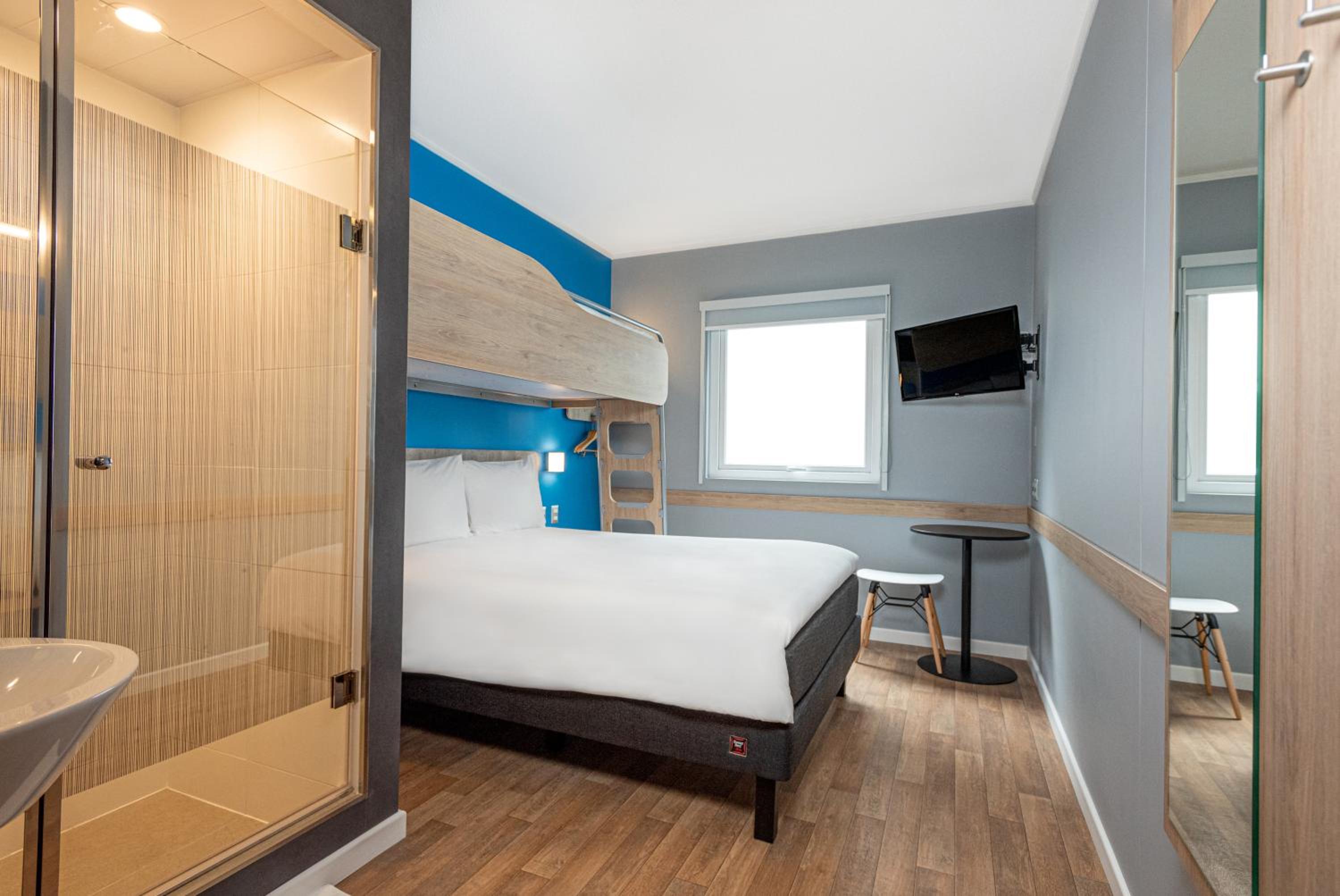 Standard Room with One Double Bed and One Single Bed - Photo 1