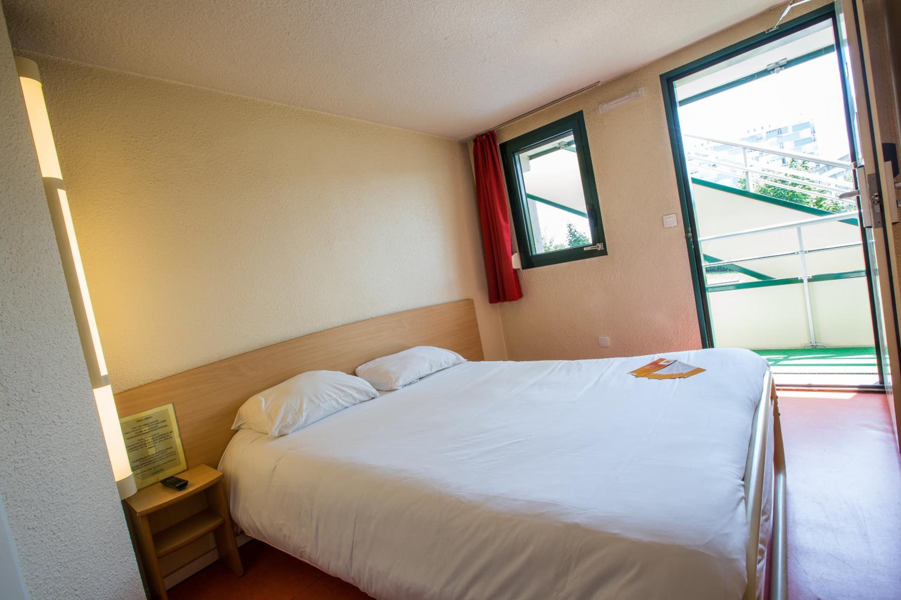 Triple Room (1 Double Bed + 1 Single Bed) - Photo 4