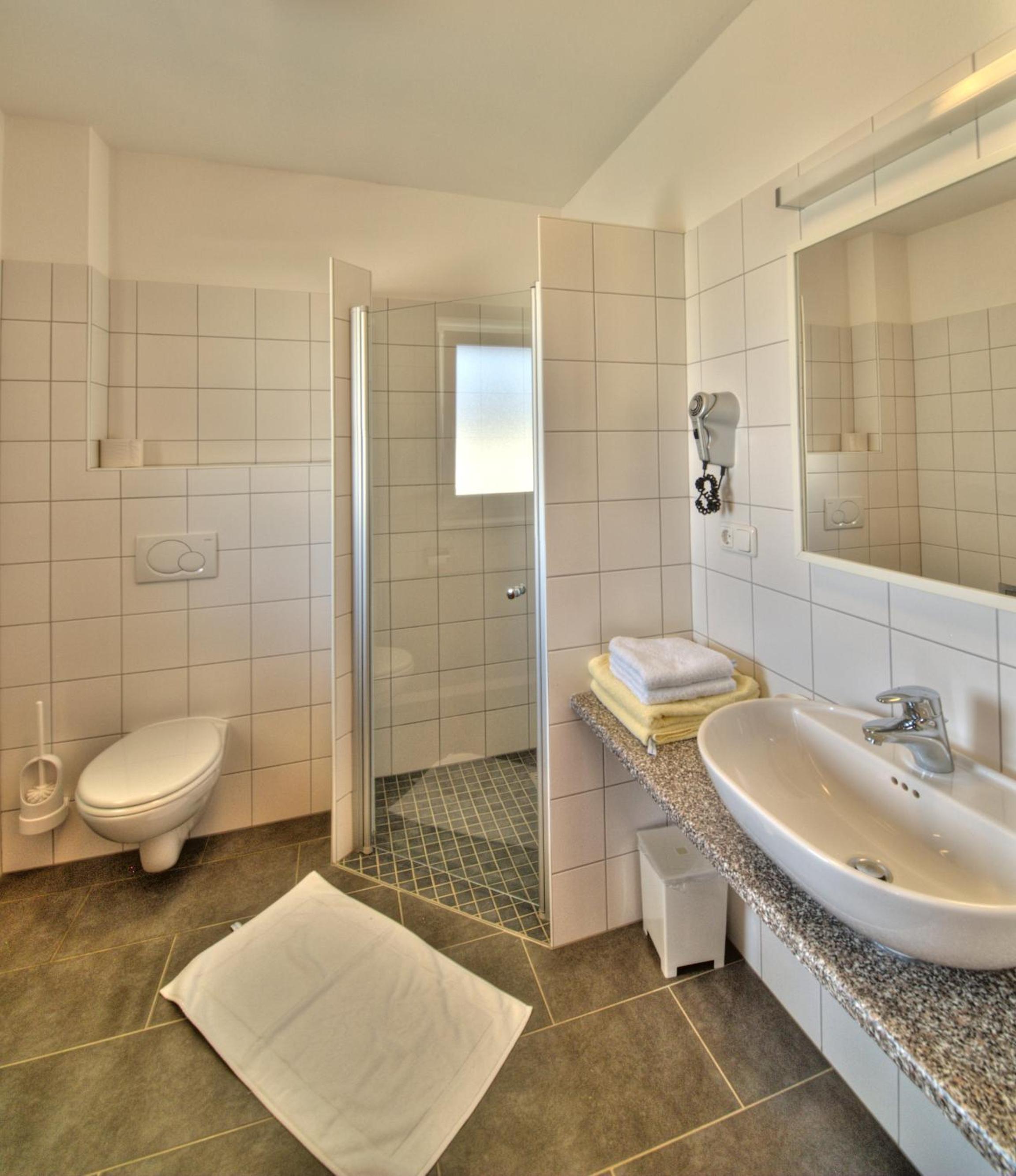 One-Bedroom Apartment with Terrace - Photo 3