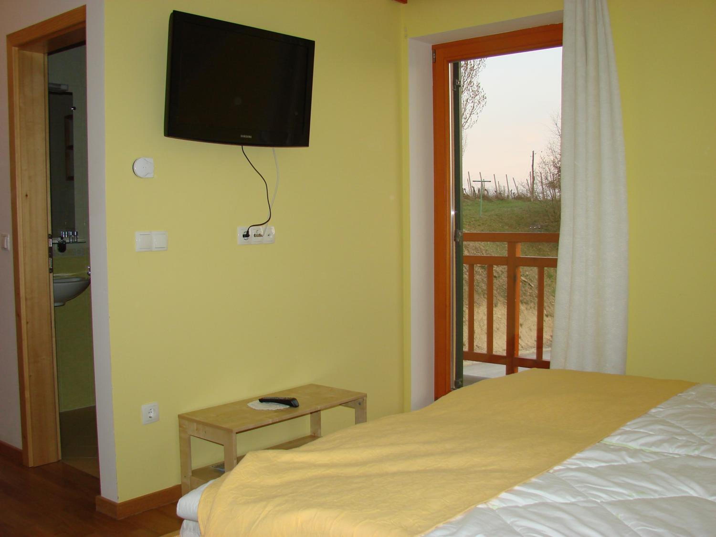 Double Room with Balcony - Photo 4