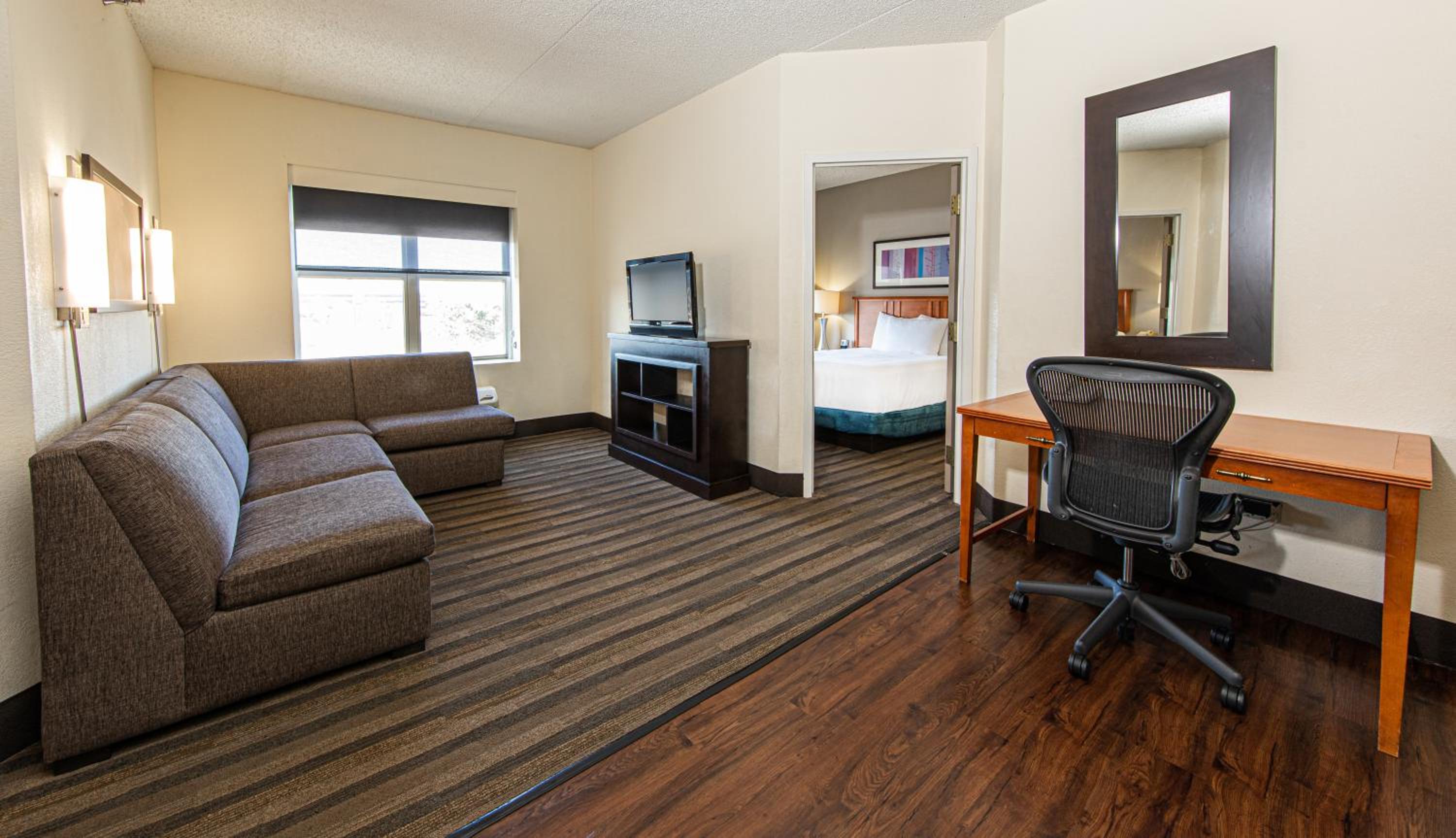 One-Bedroom Queen Suite - Photo 6