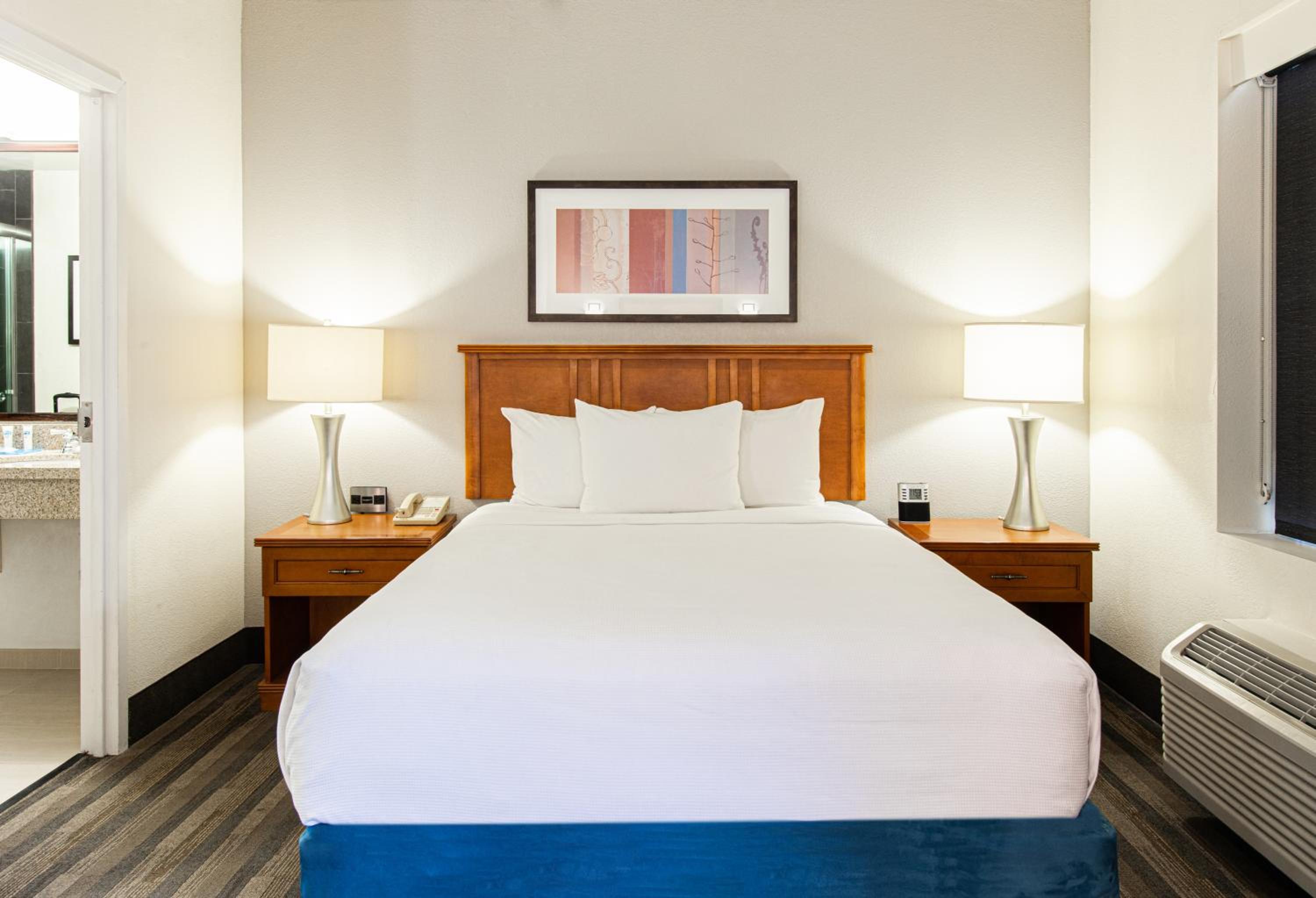 Queen Studio Suite - High Floor - Photo 1