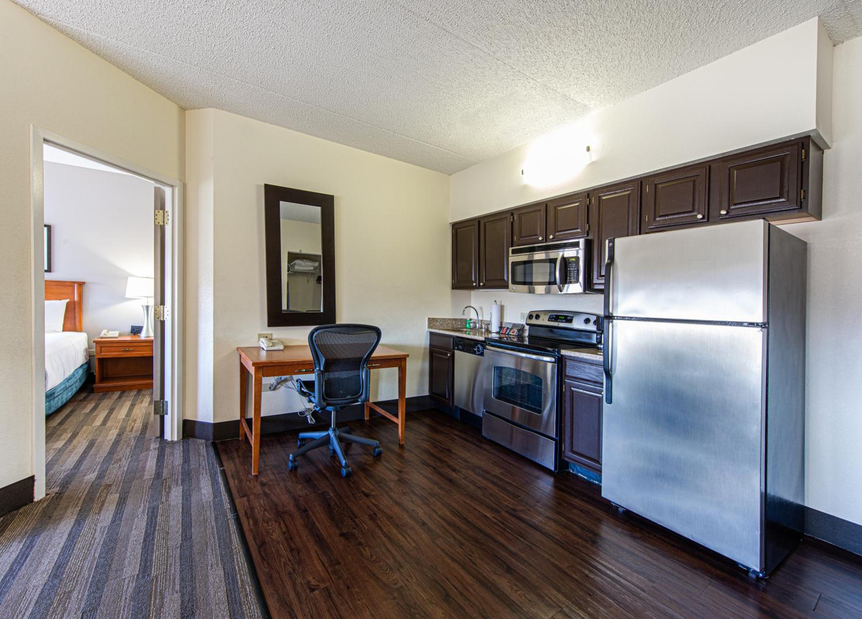 Two-Bedroom Queen Suite - Photo 2
