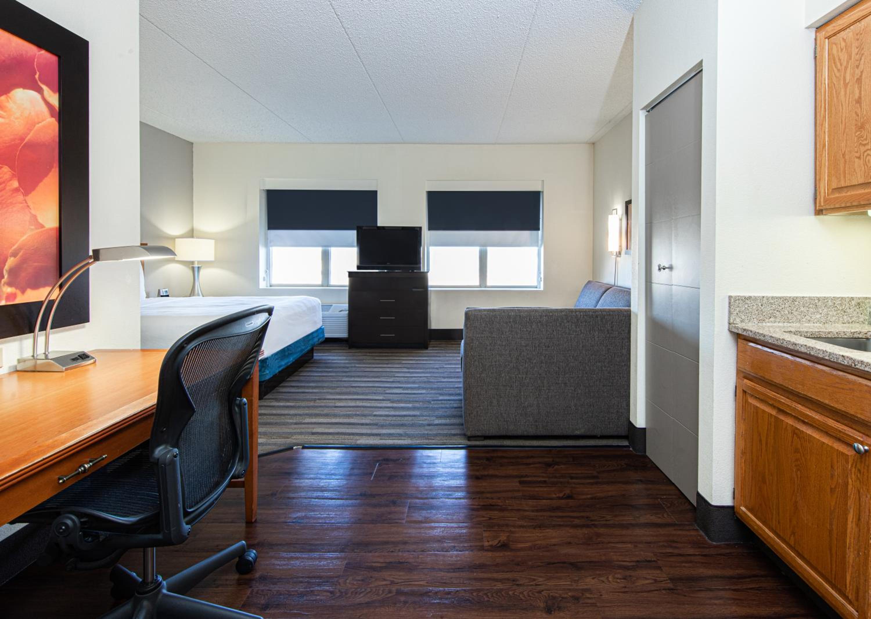 Queen Studio Suite - High Floor - Photo 12