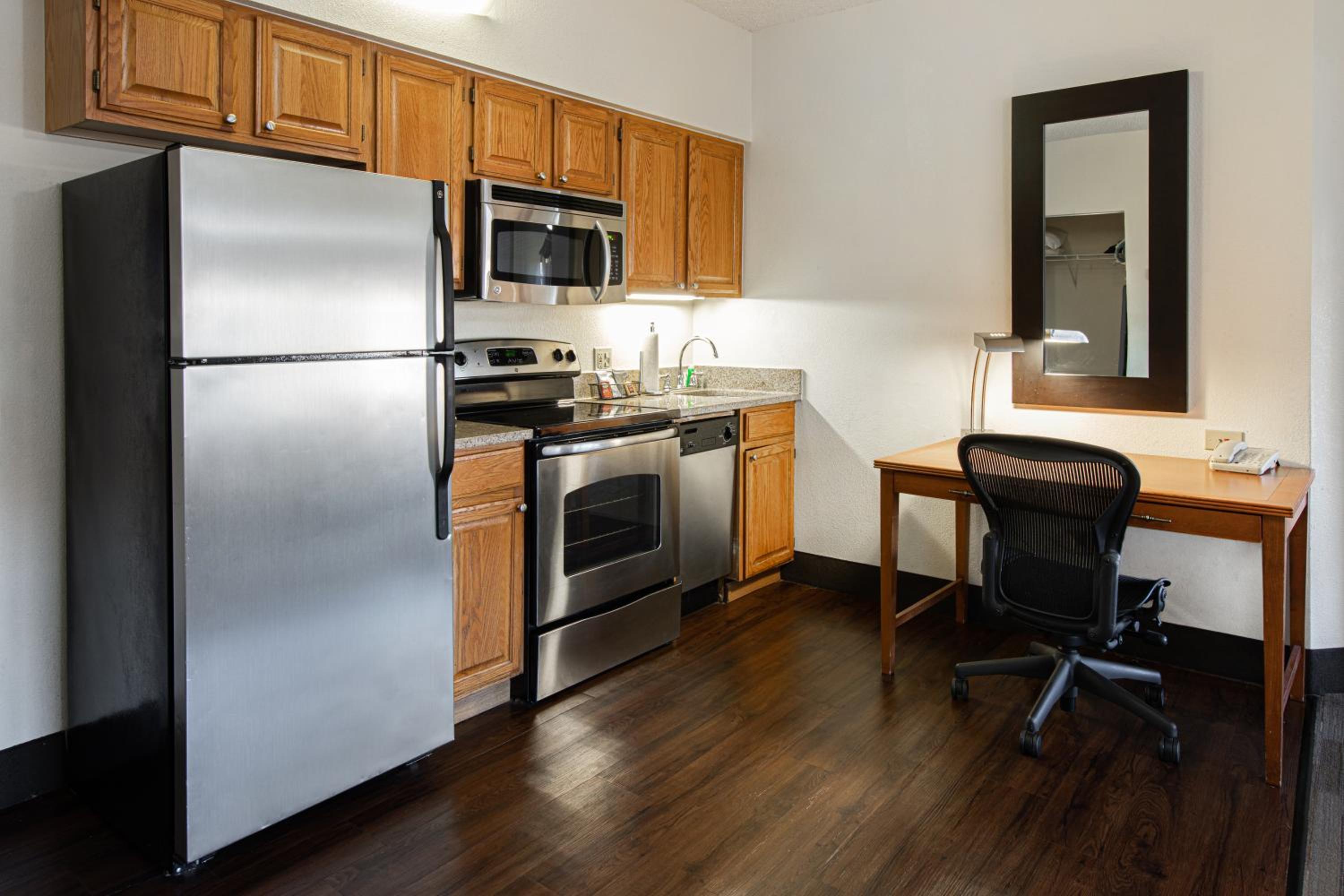 Two-Bedroom Queen Suite - Photo 4
