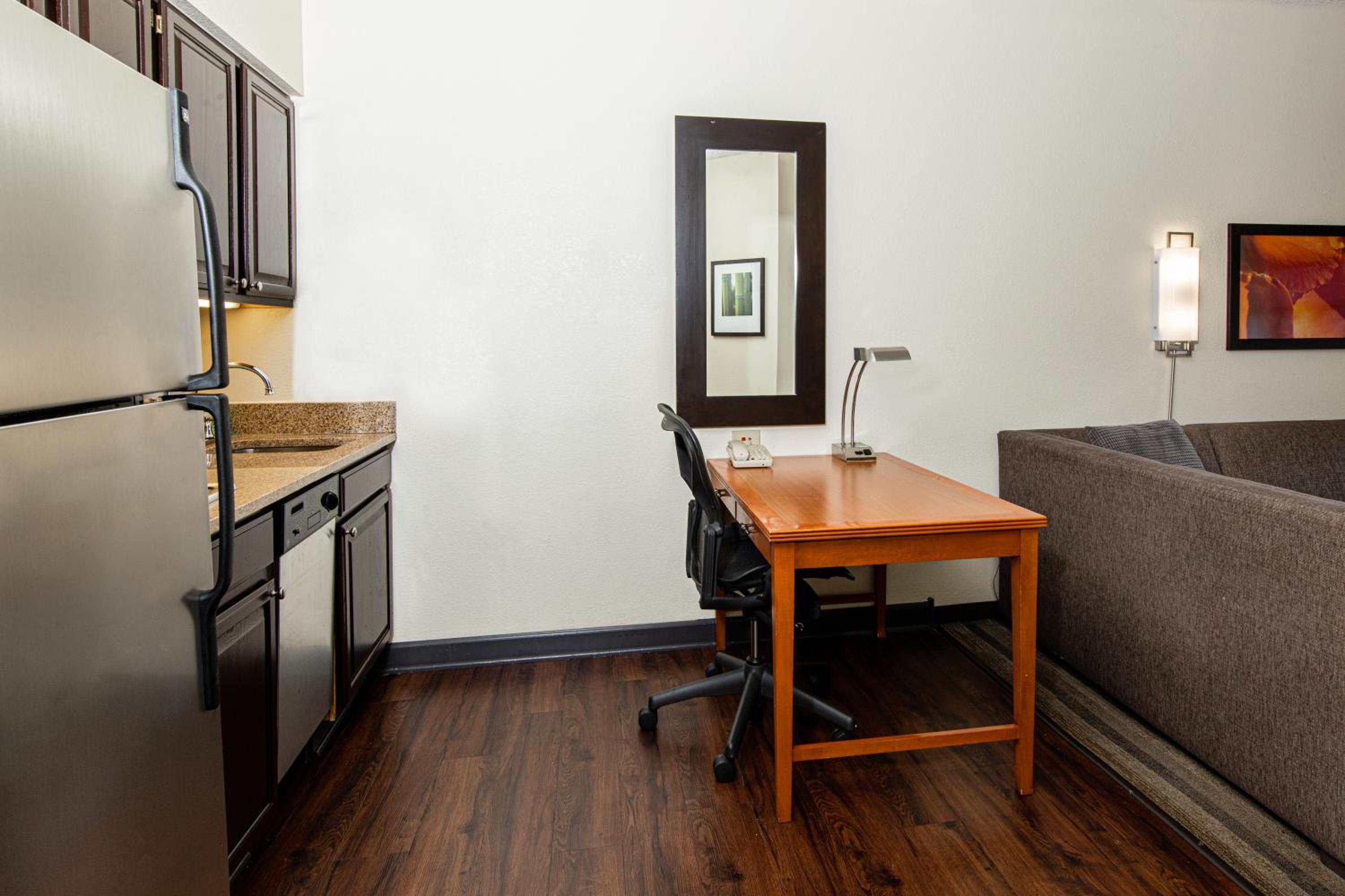 Queen Studio Suite - High Floor - Photo 10