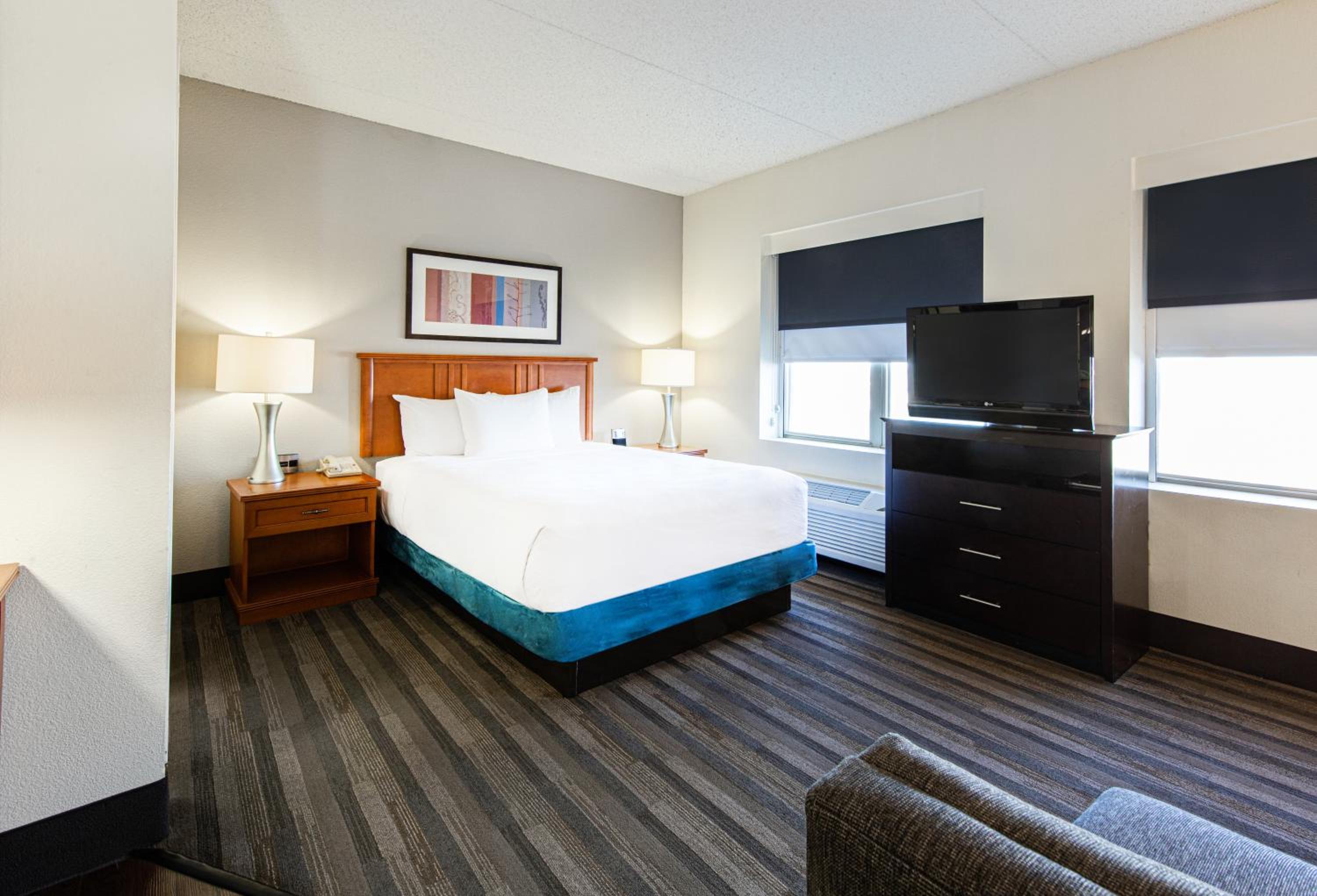 Queen Studio Suite - High Floor - Photo 9