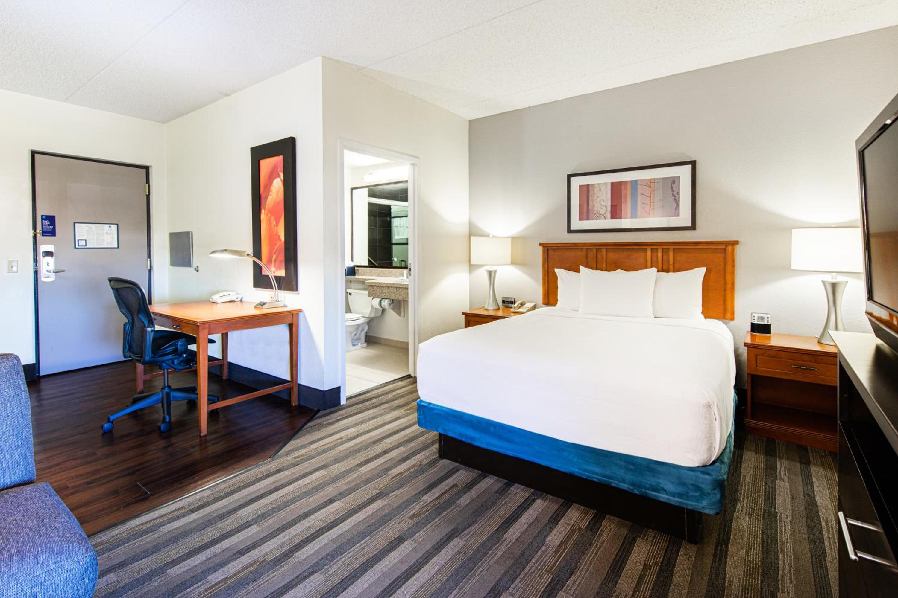 Queen Studio Suite - High Floor - Photo 8