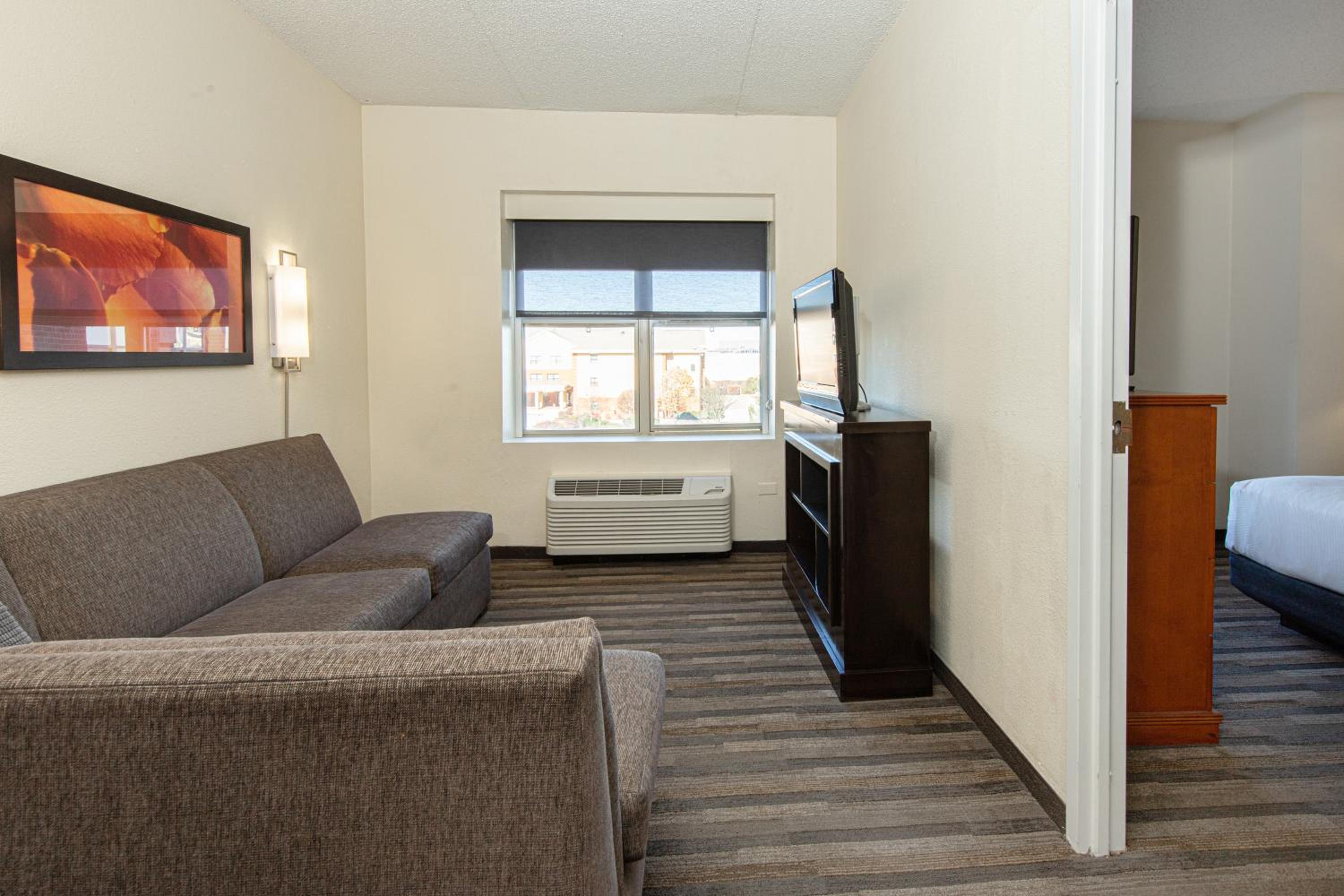 One-Bedroom Queen Suite - Photo 12