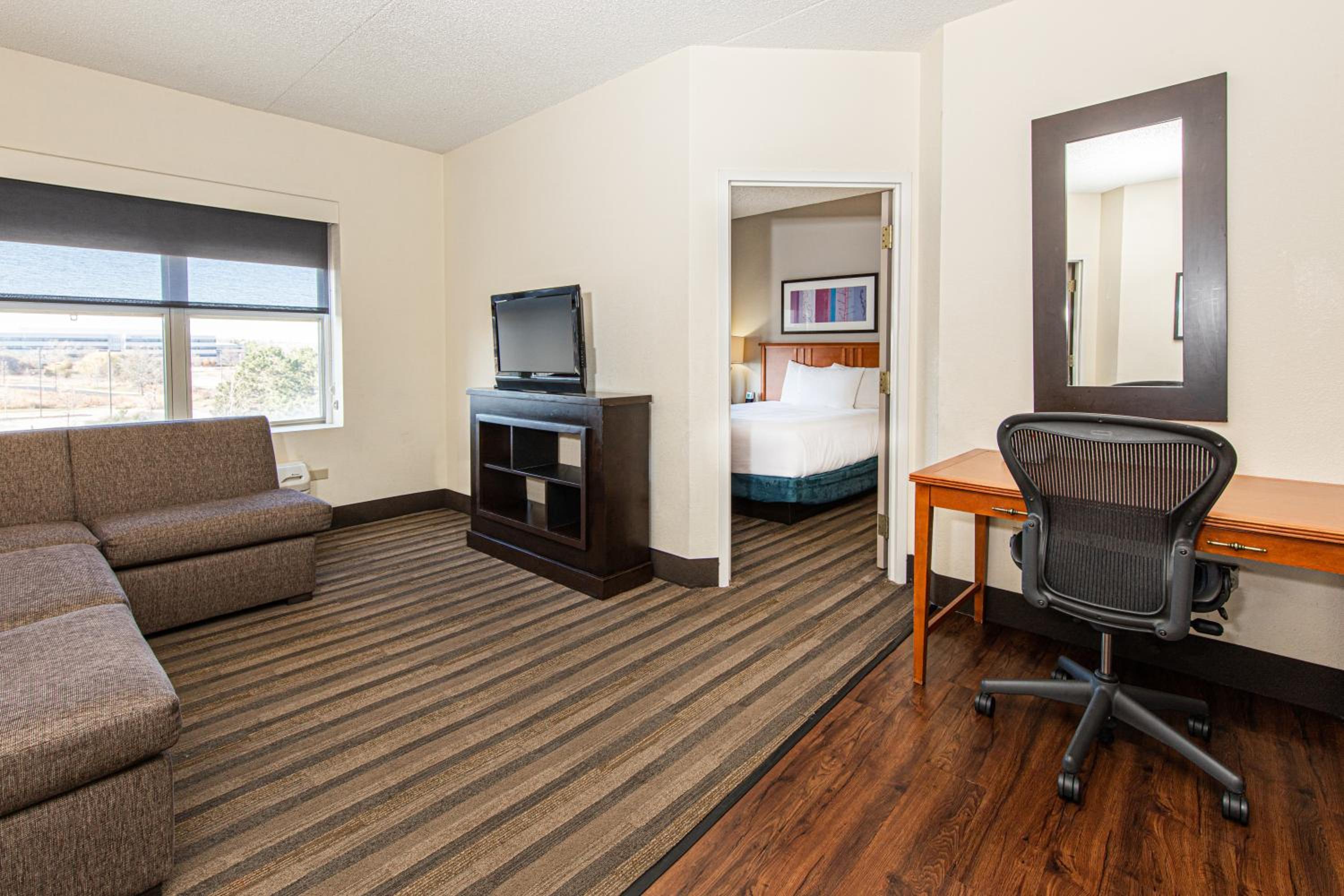 One-Bedroom Queen Suite - Photo 9