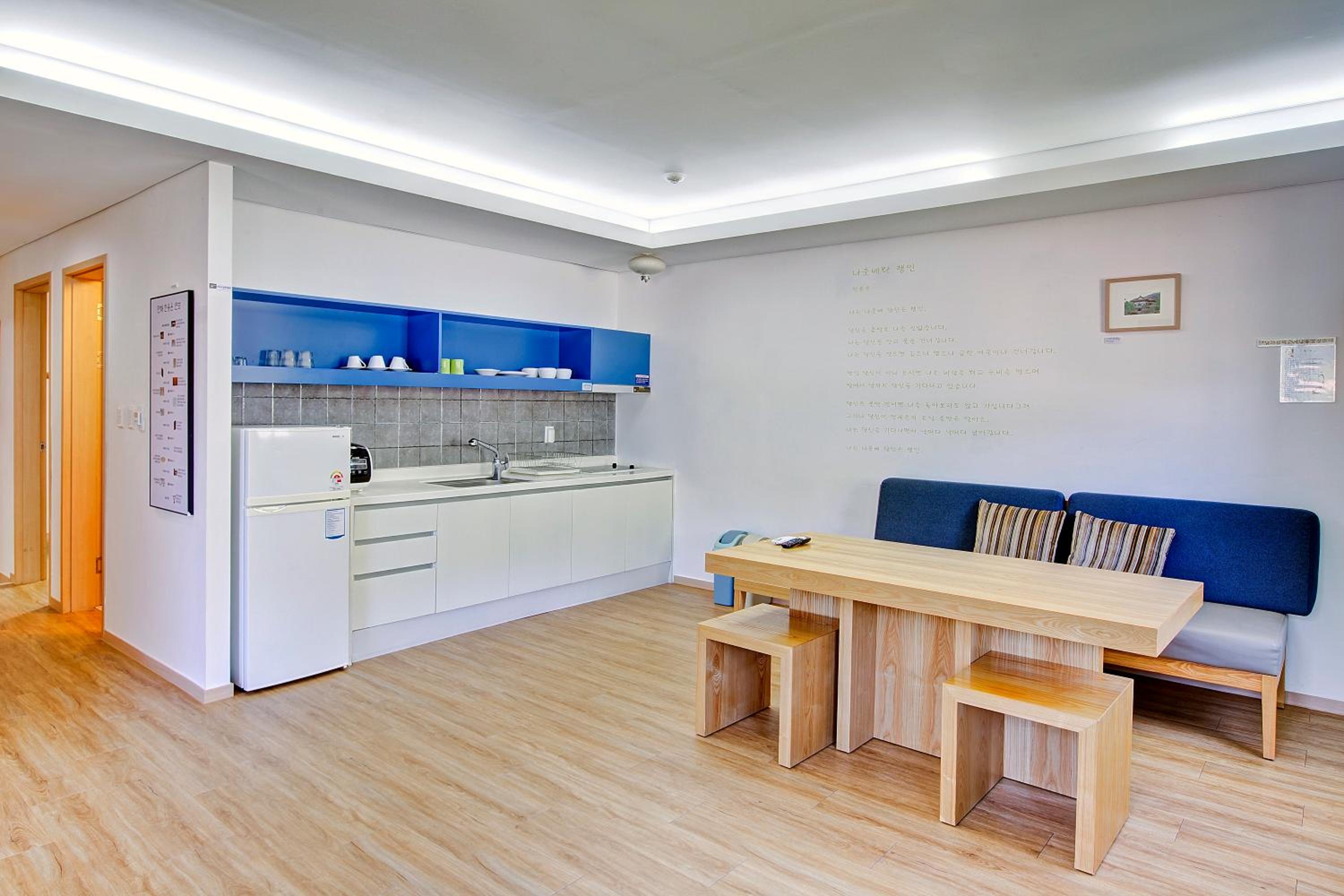 Family Room - Photo 4