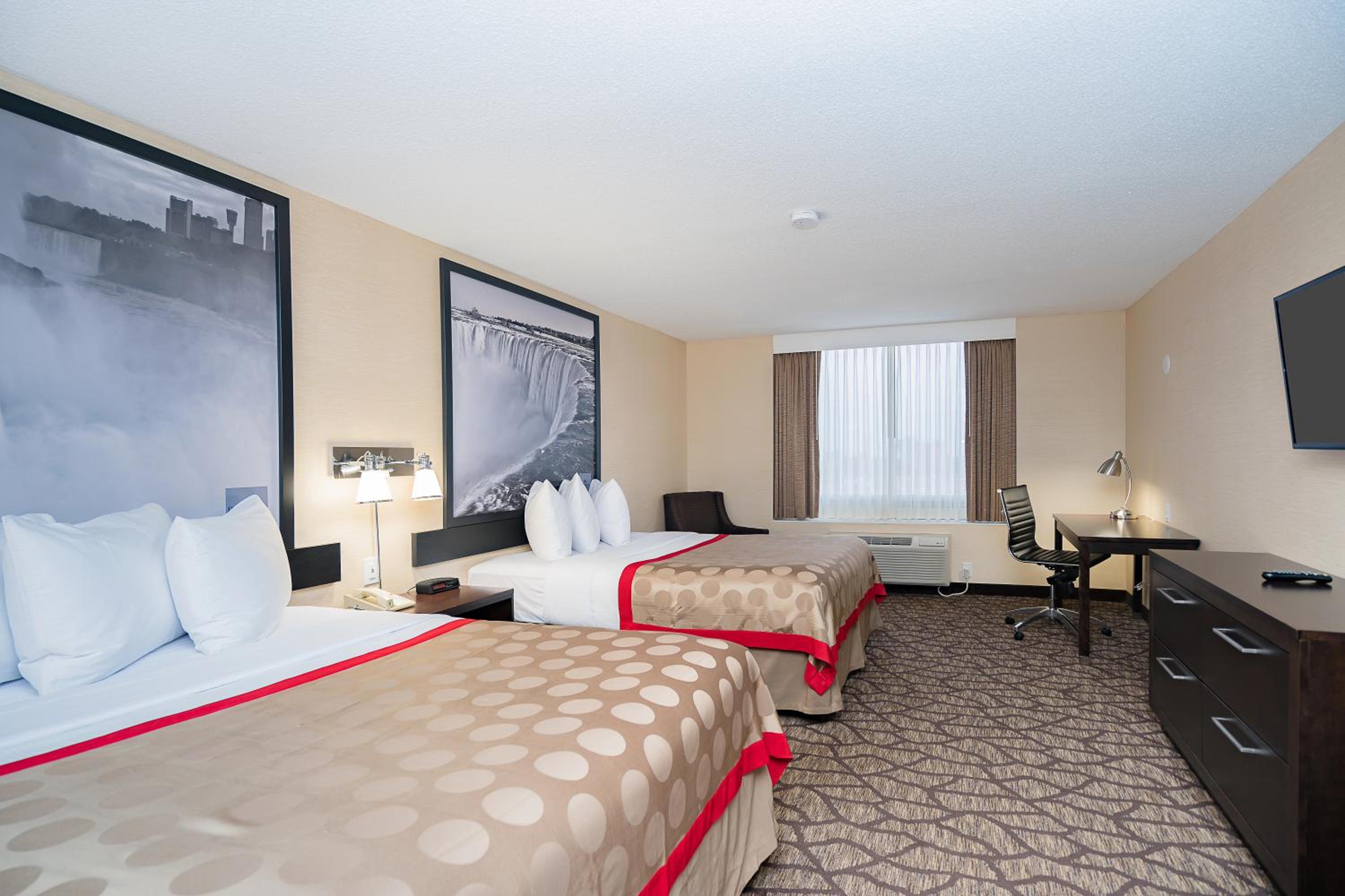 Queen Room with Two Queen Beds - Non-Smoking photo 3