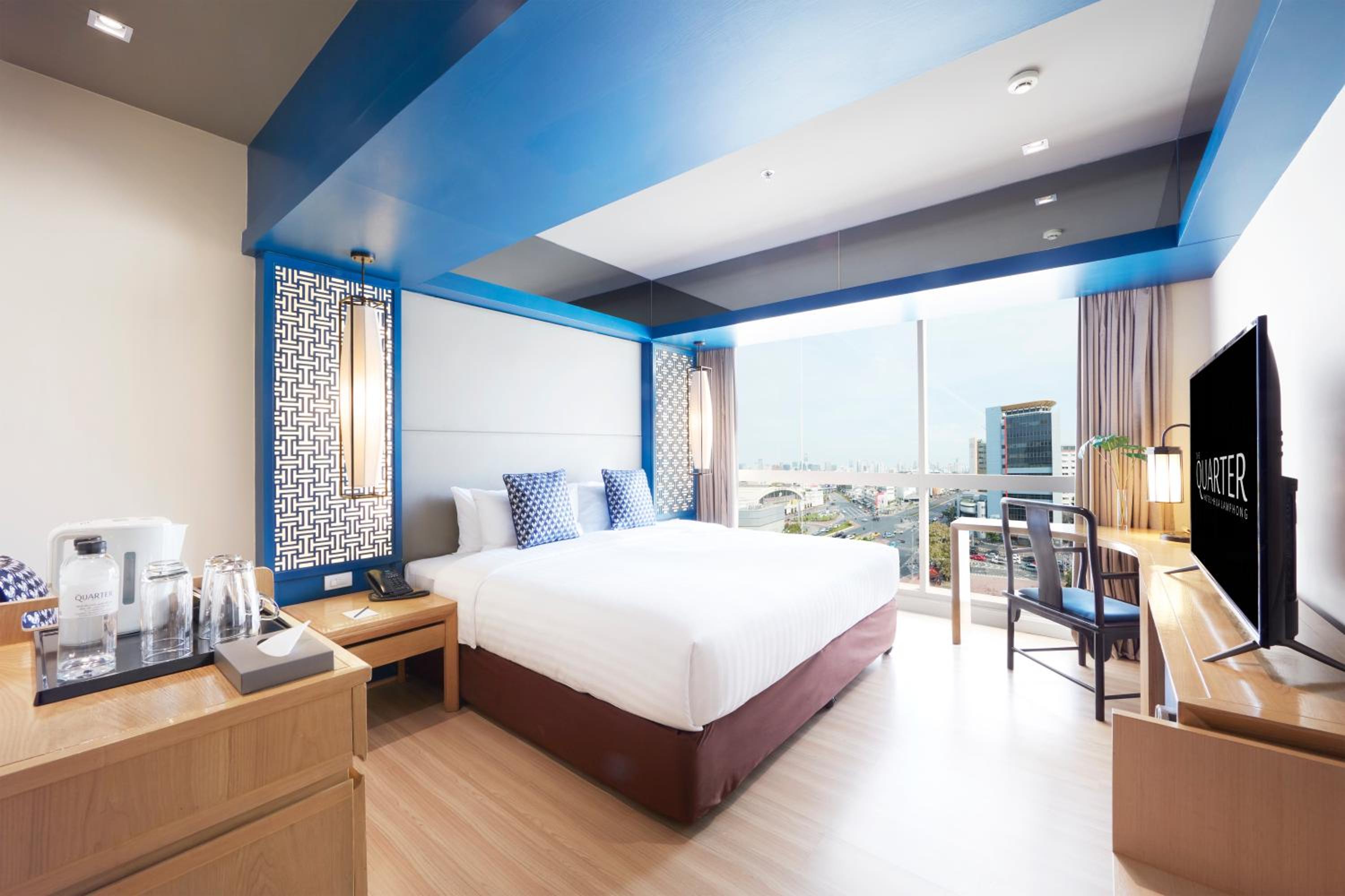 Deluxe King Room with City View photo 1