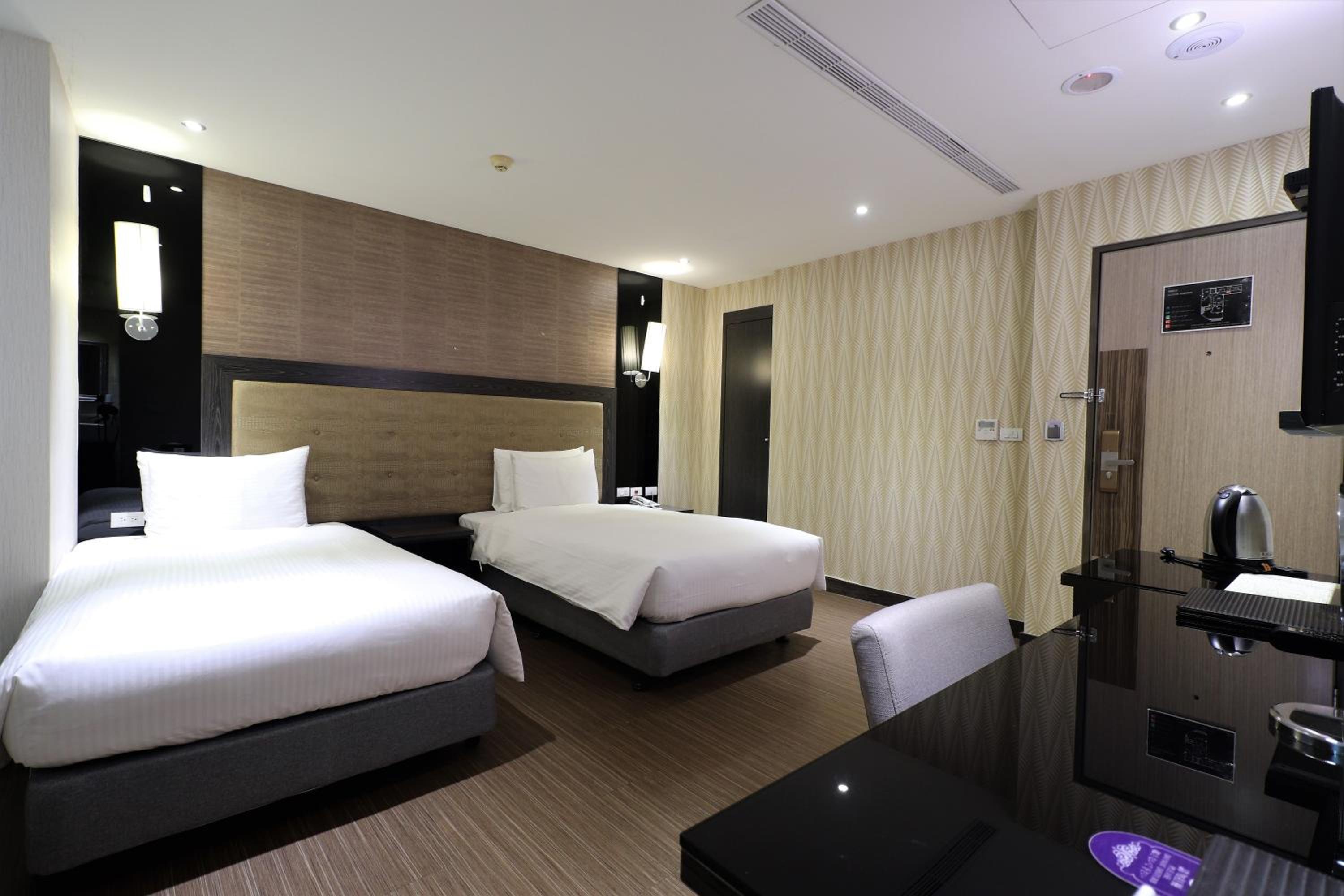 Premier Twin Room with City View photo 2