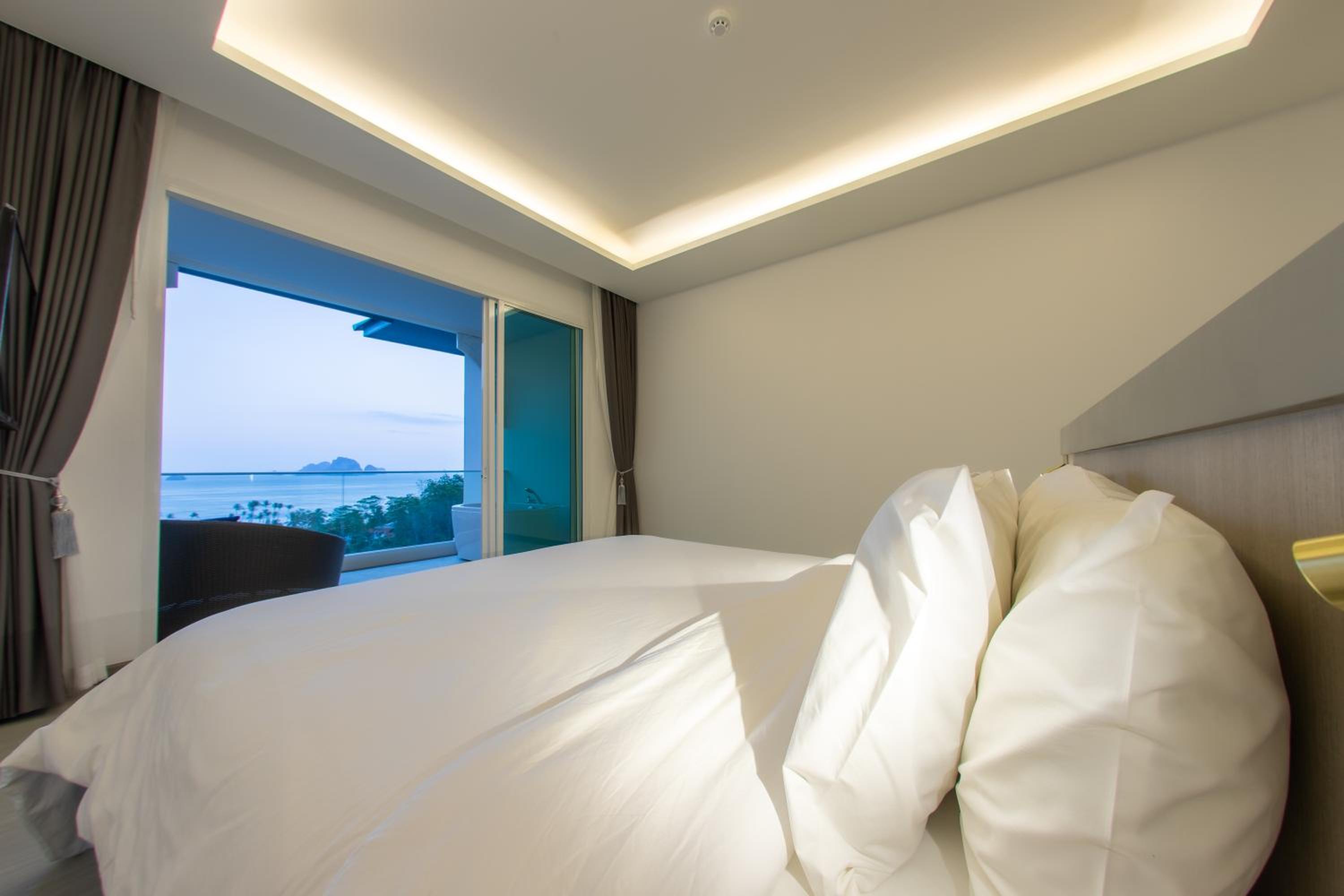 Executive Ocean Jacuzzi Room - Photo 9