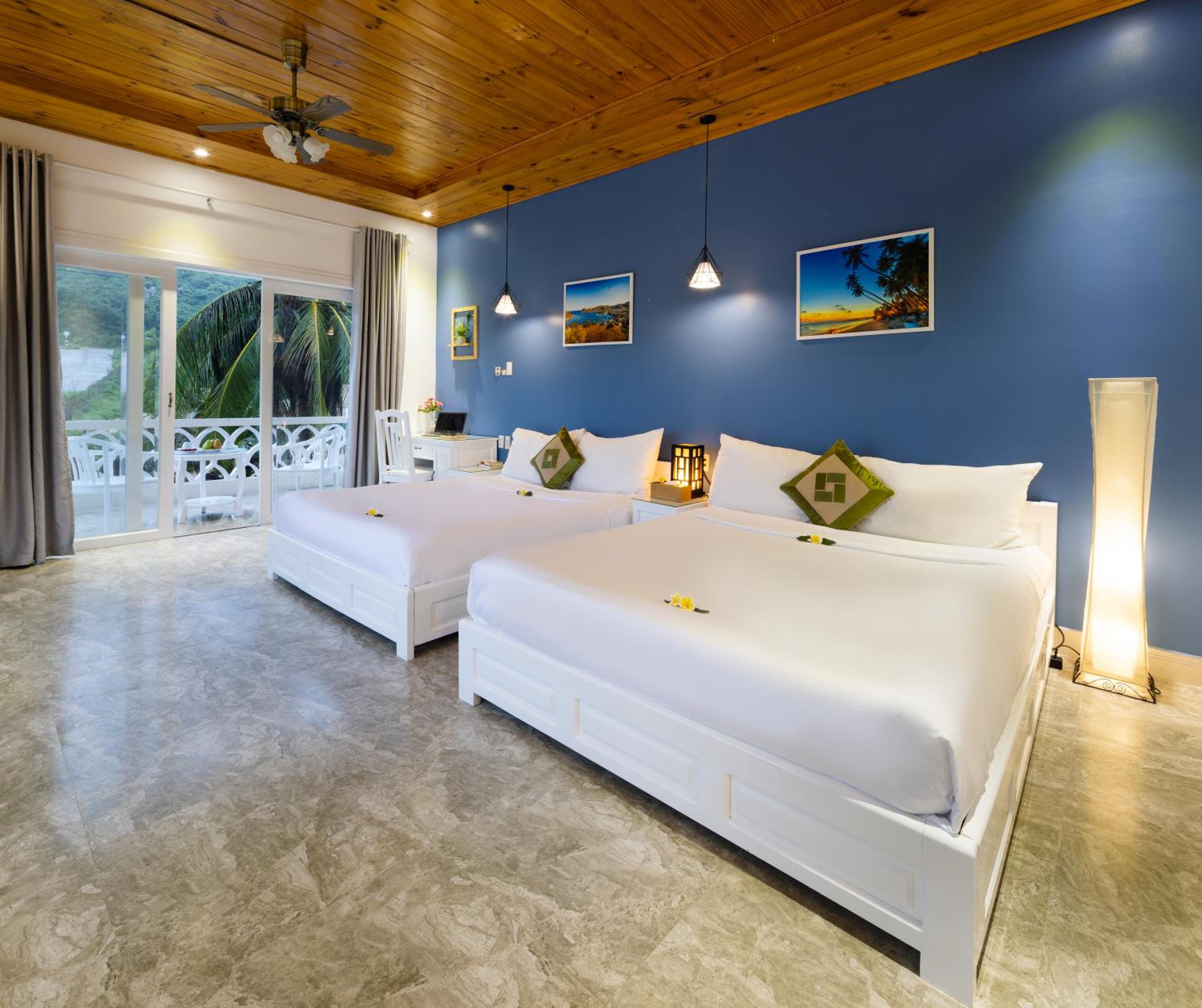 Family Room with Mountain View photo 1