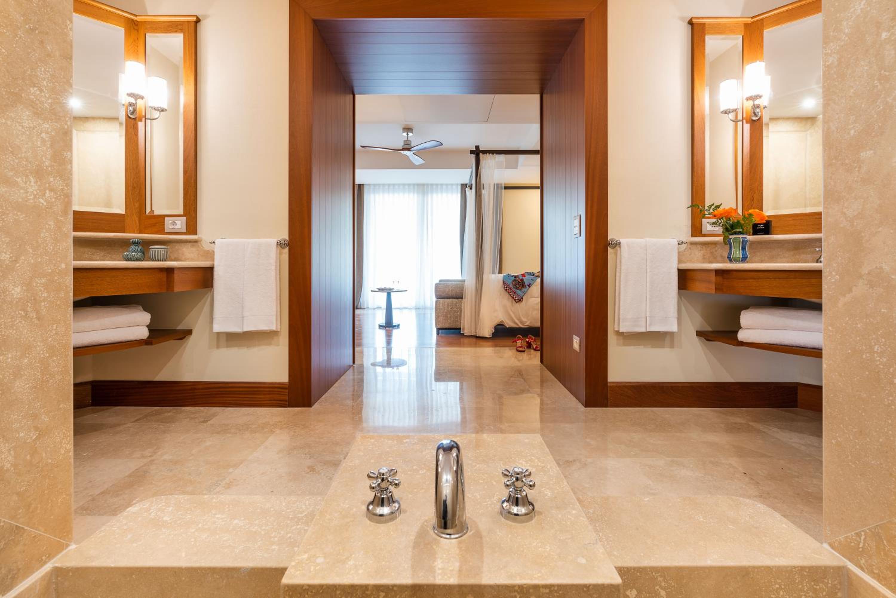 Deluxe Suite - Photo 7