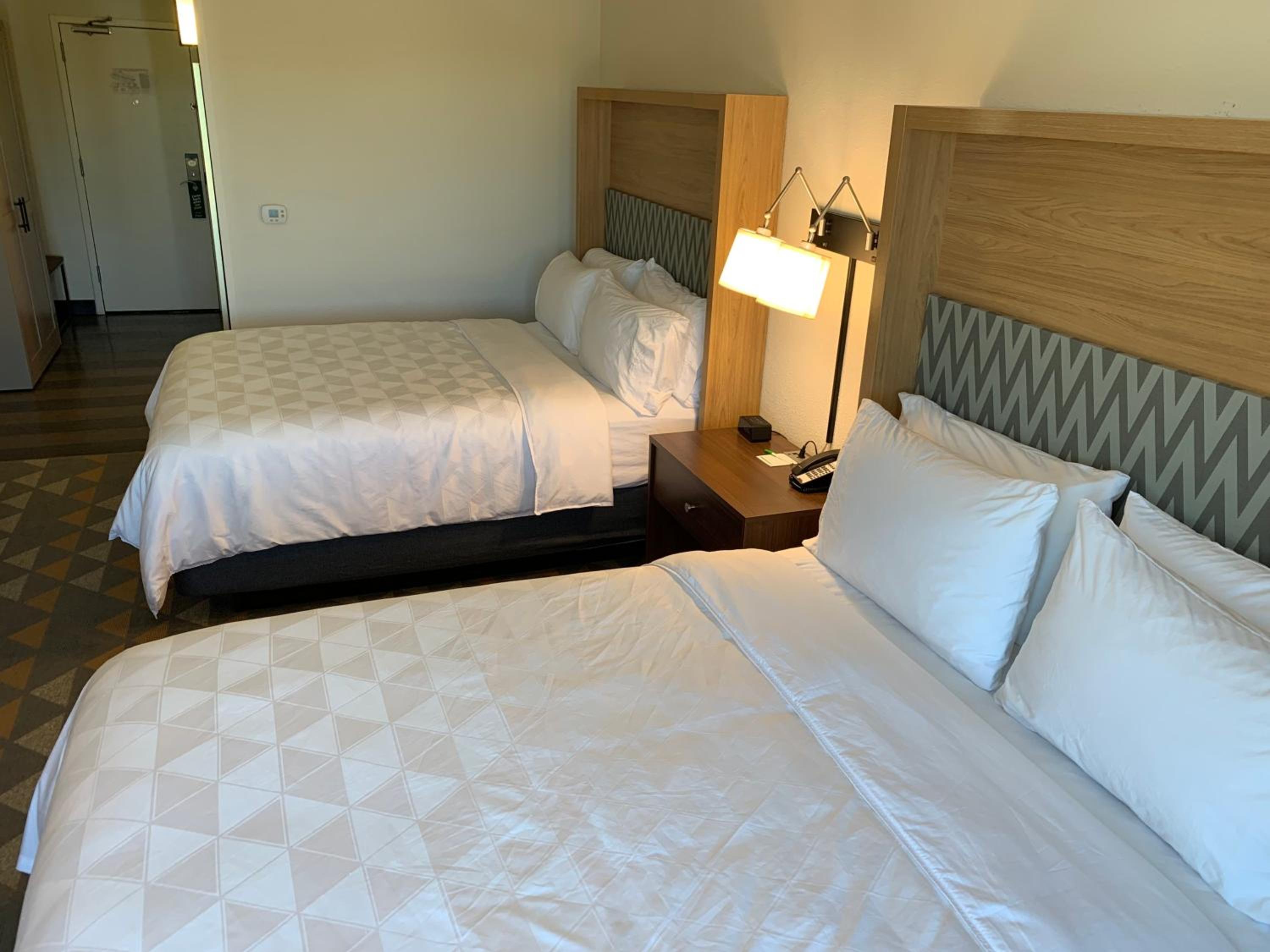 Standard Room with Two Queen Beds - Photo 2
