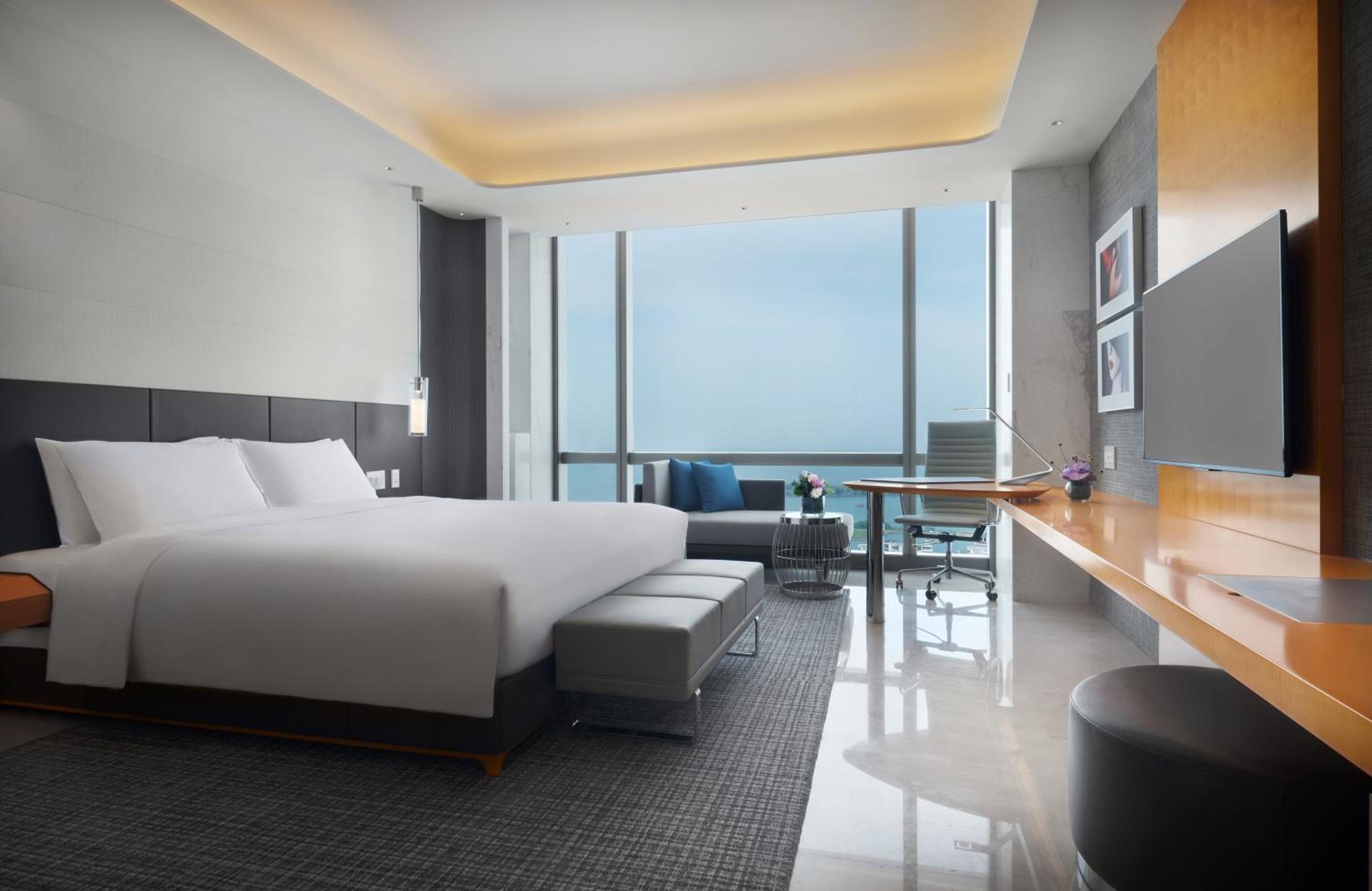 Luxury Club Room, 1 King Bed, City View - Photo 1