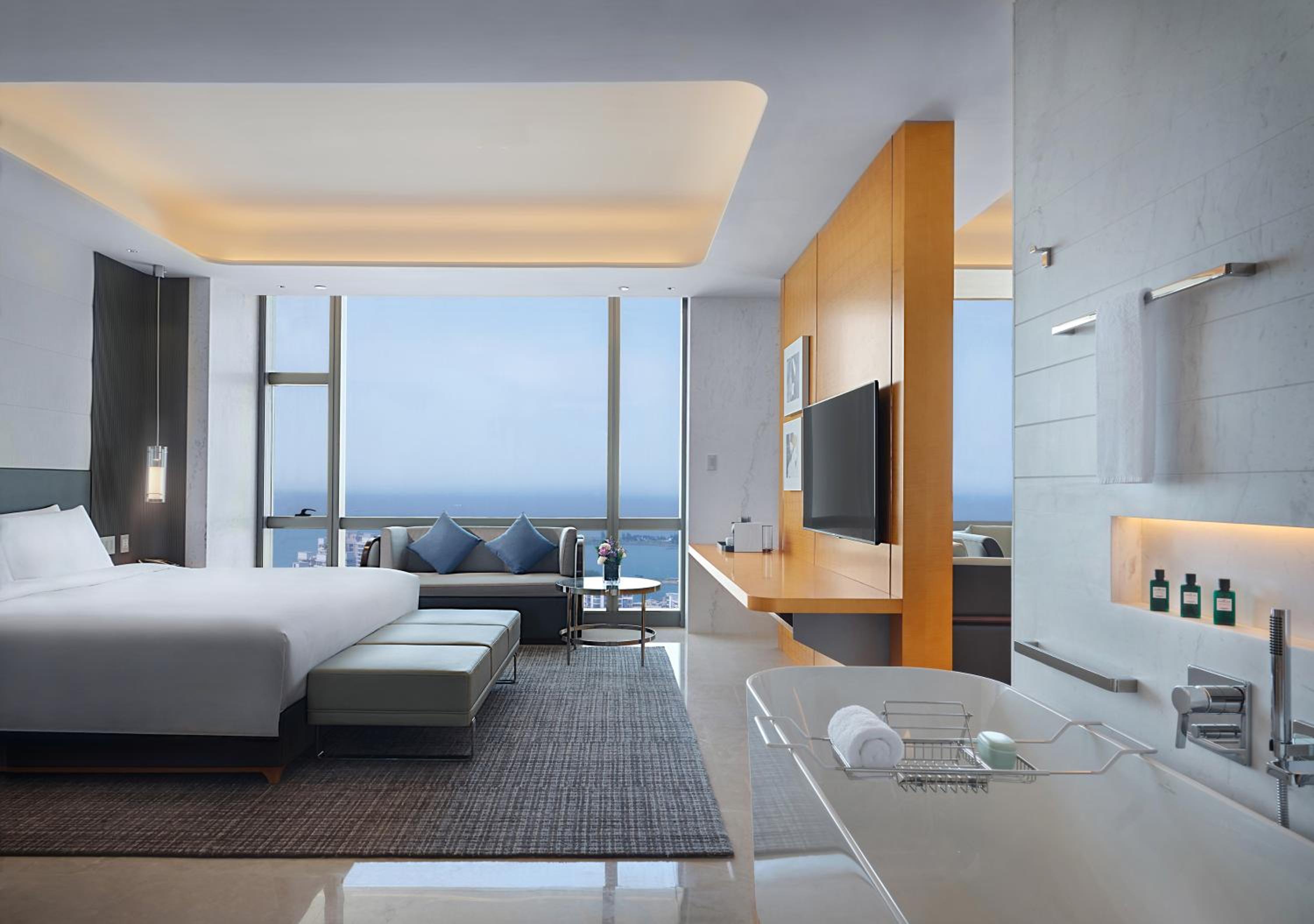 Junior Suite, 1 King Bed, Ocean View - Photo 3