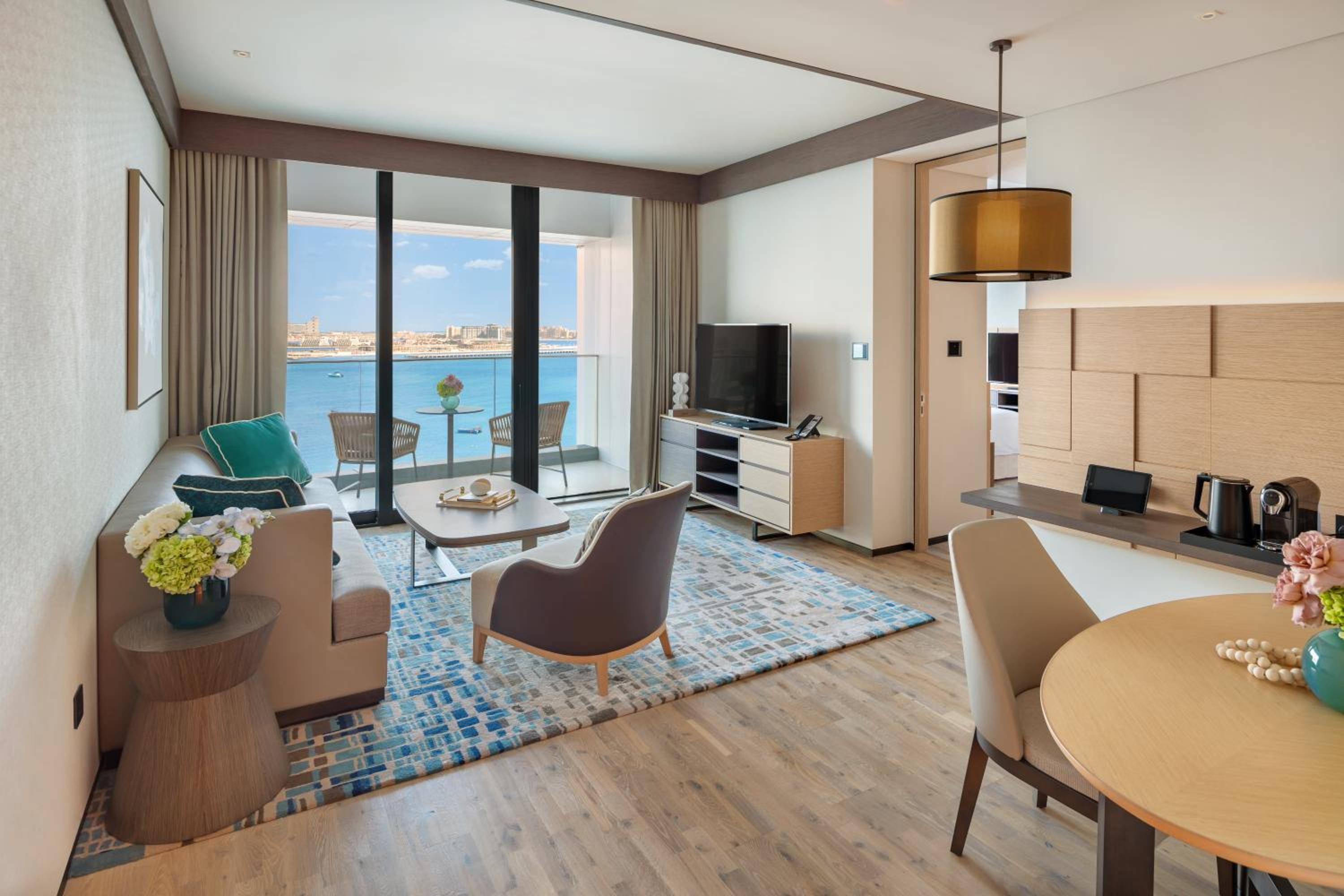 One Bedroom Executive Sea View Suite & World's Highest Infinity Pool Access photo 3