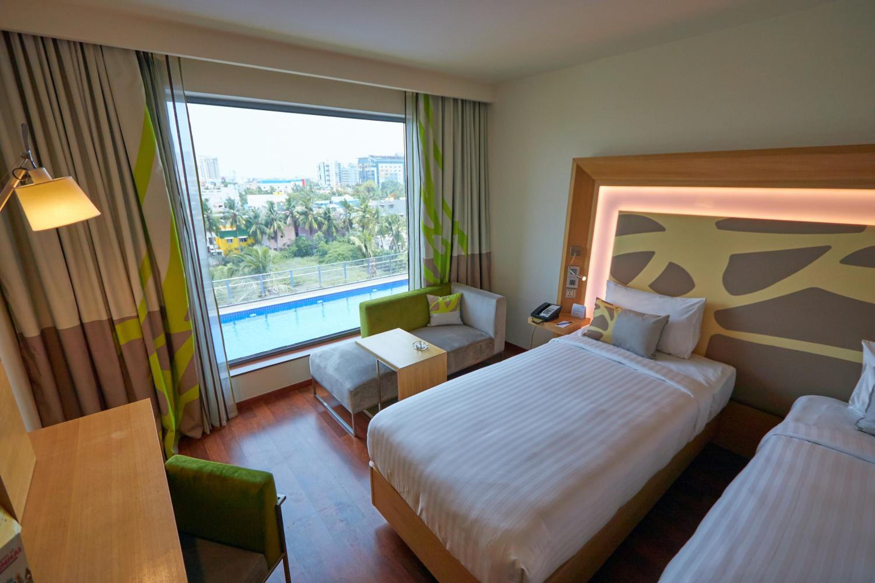 Executive Room King Bed - Aqua Pool View