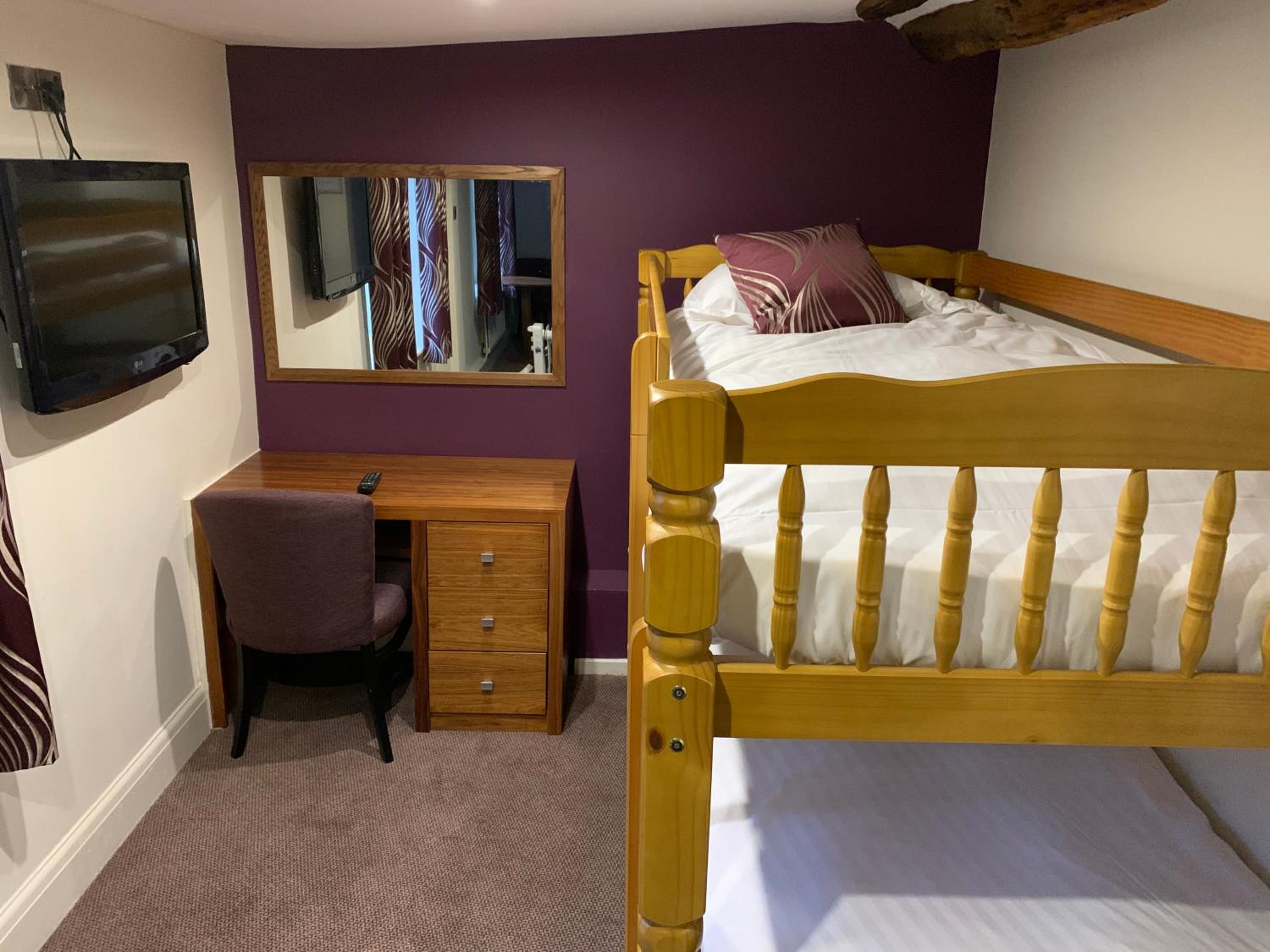Executive Family Room with One Double Bed and One Single Bunk Bed - Photo 7