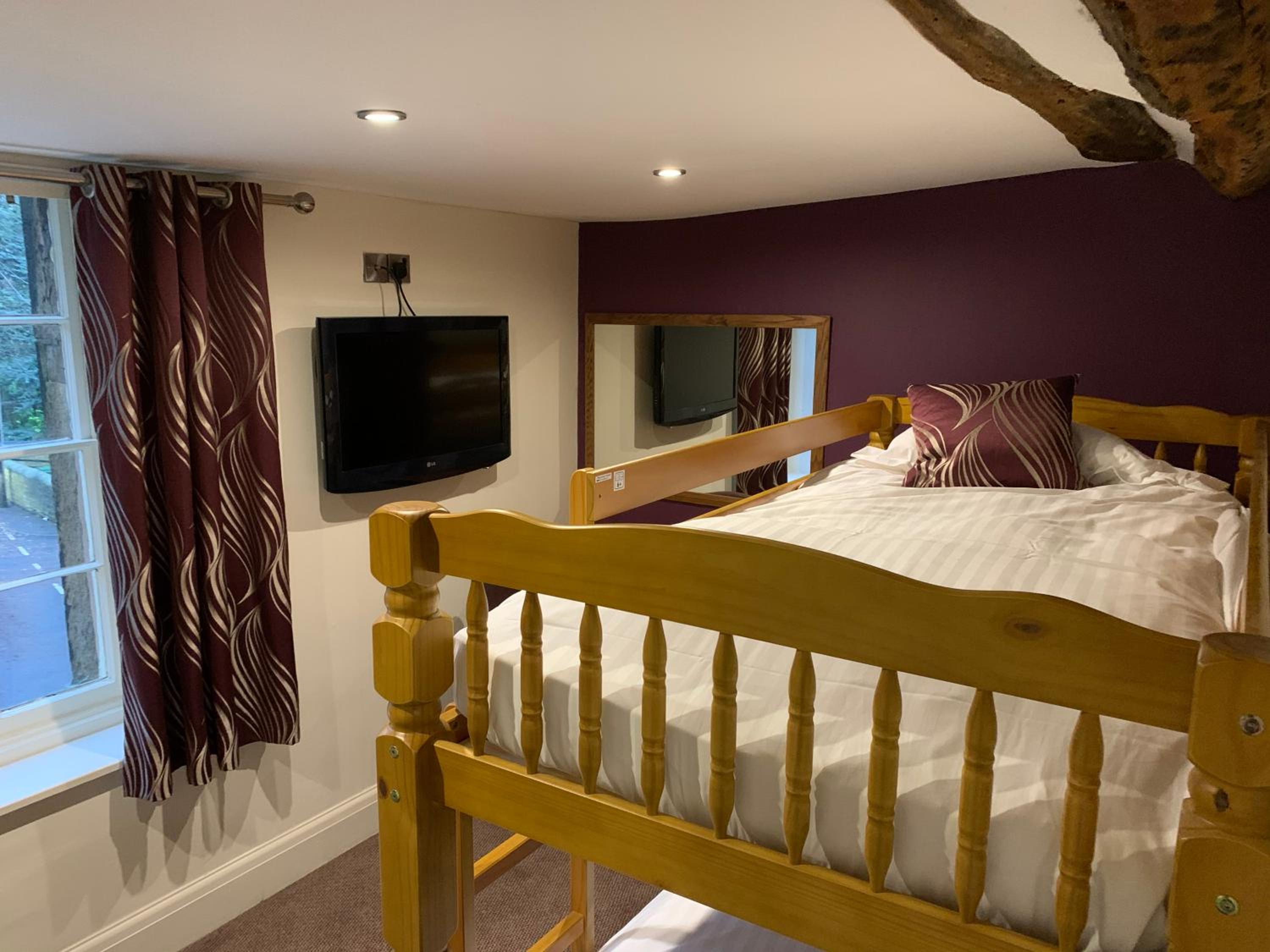Executive Family Room with One Double Bed and One Single Bunk Bed - Photo 5