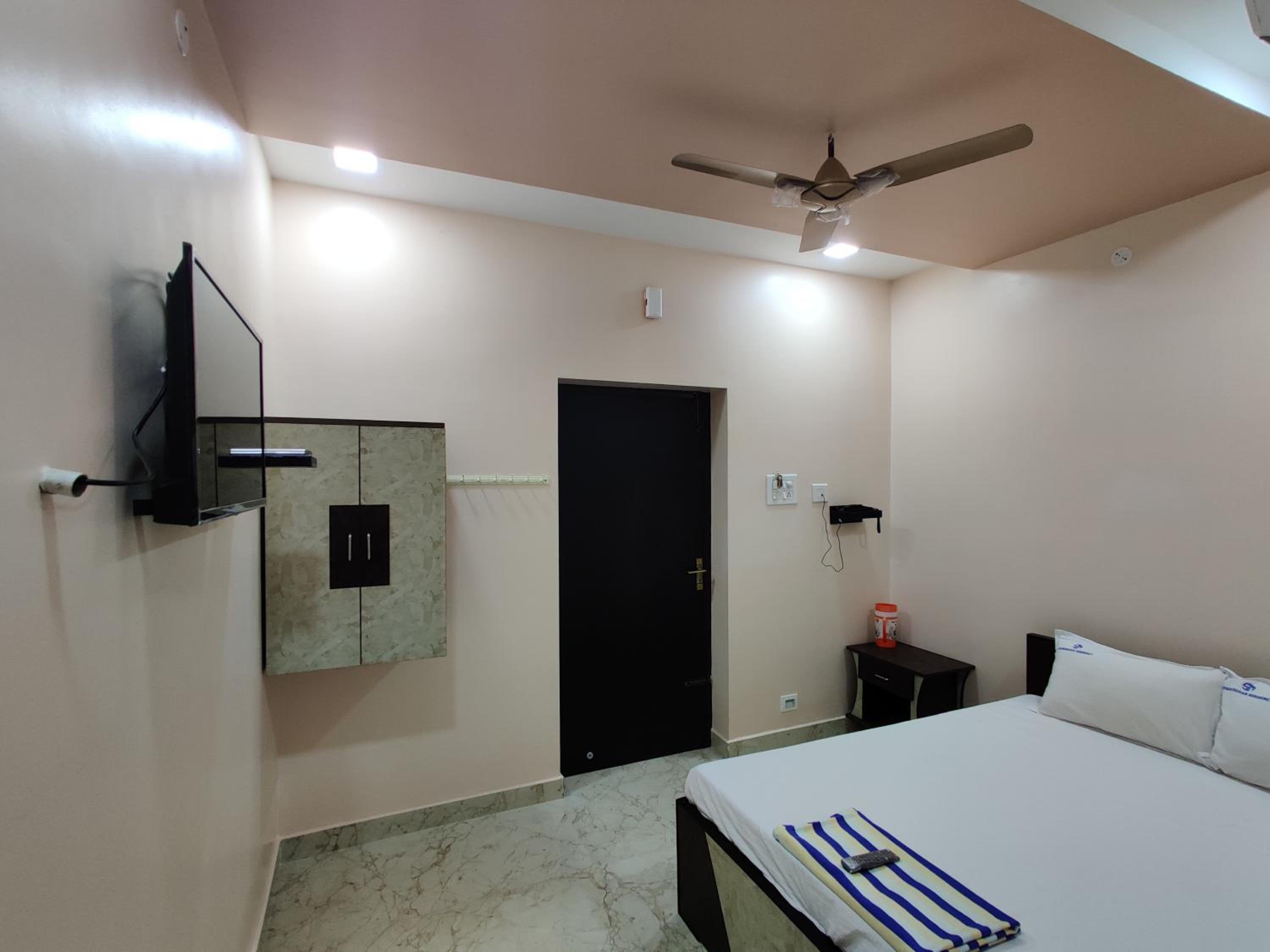 Deluxe Double Room (2 Adults + 1 Child)