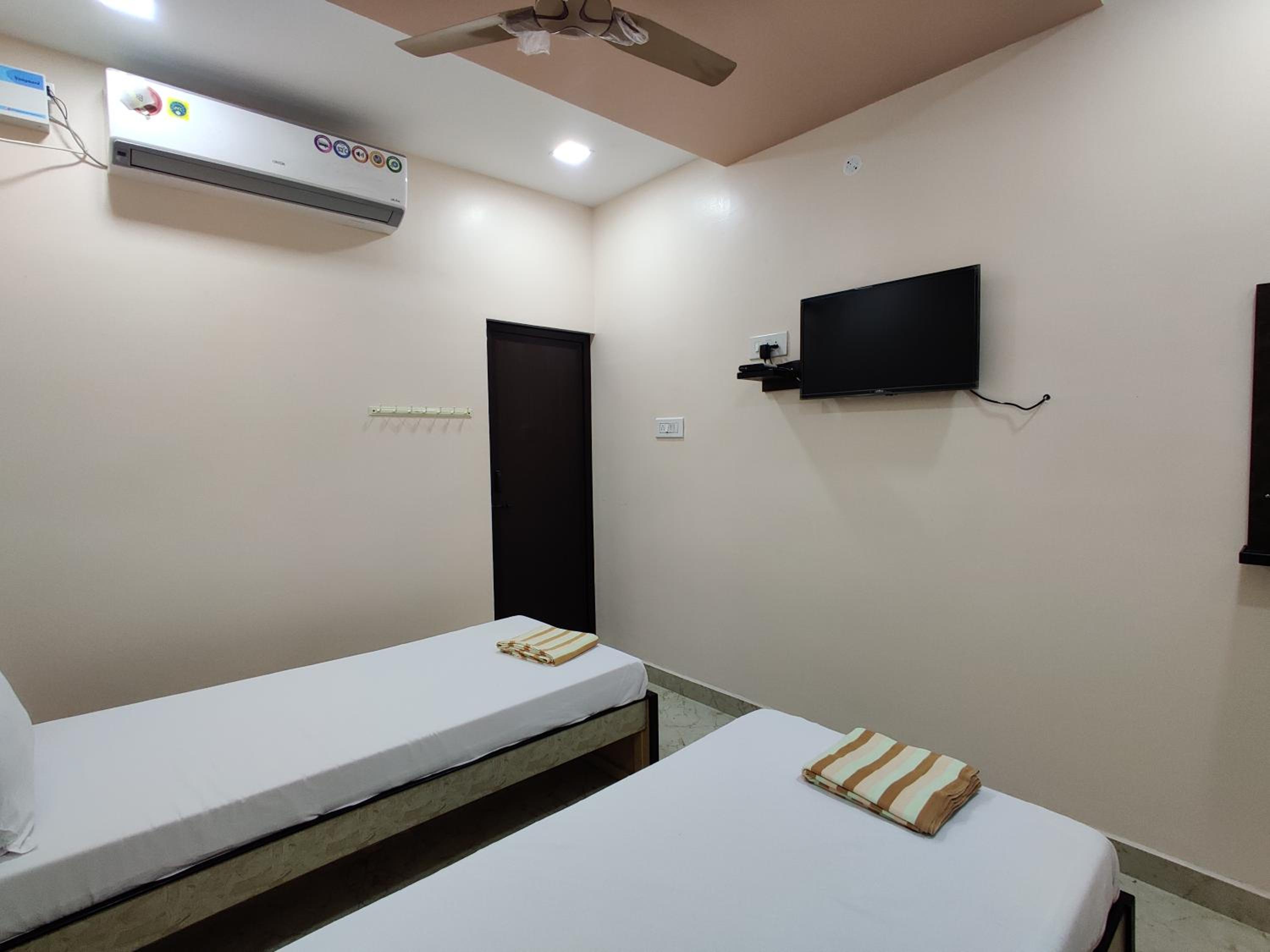 Deluxe Double Room (2 Adults + 1 Child) - Photo 2