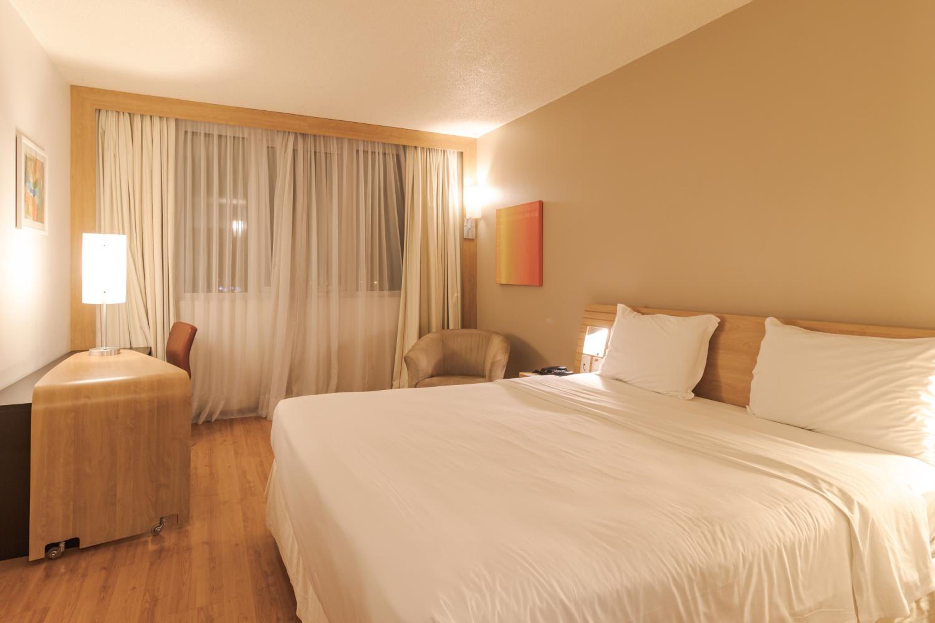 Superior Queen Room thumbnail 6