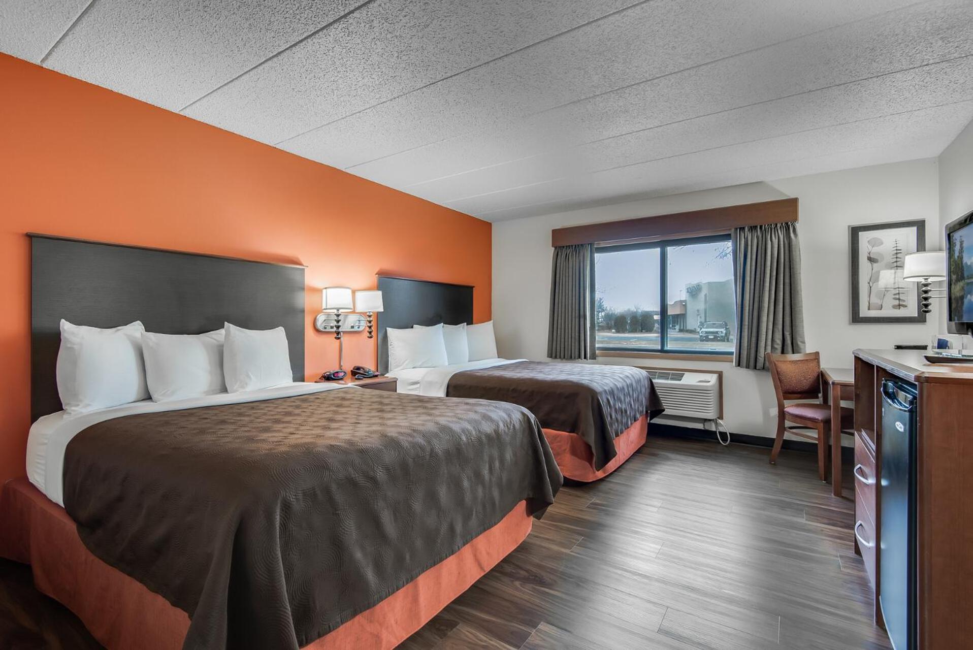 Queen Room with Two Queen Beds - Non-Smoking - Photo 2