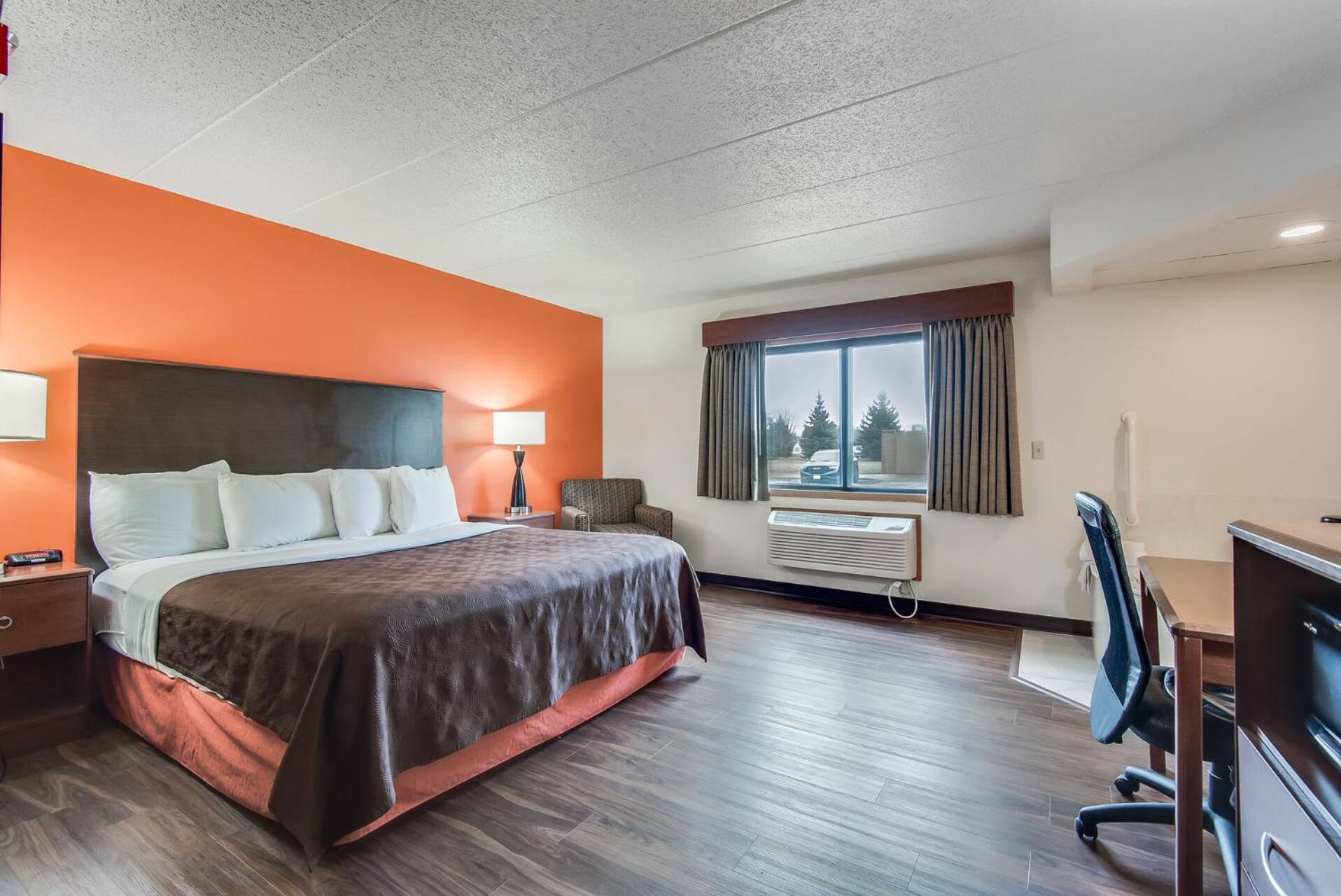 Suite with Hot Tub - Photo 2