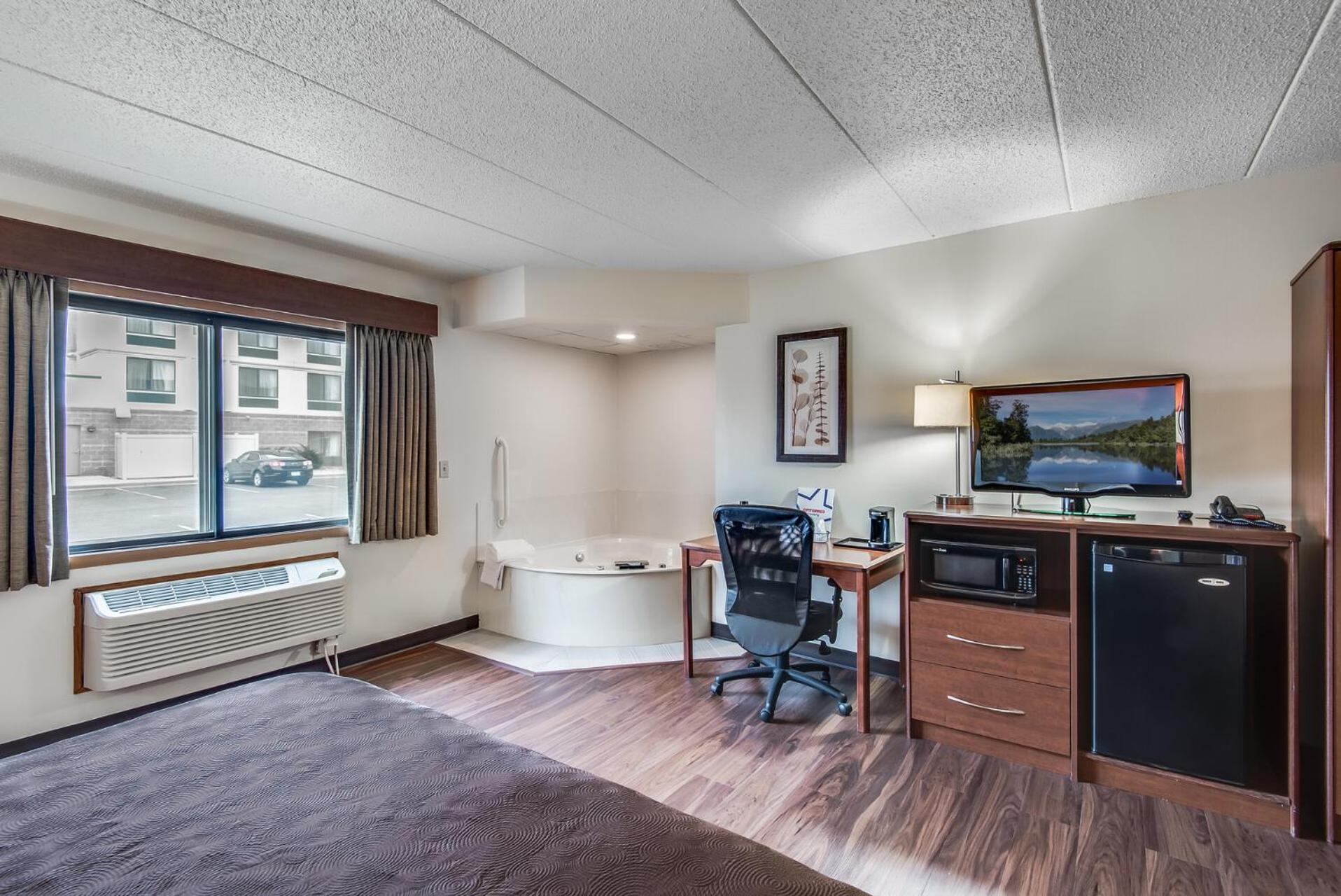 Suite with Hot Tub - Photo 1