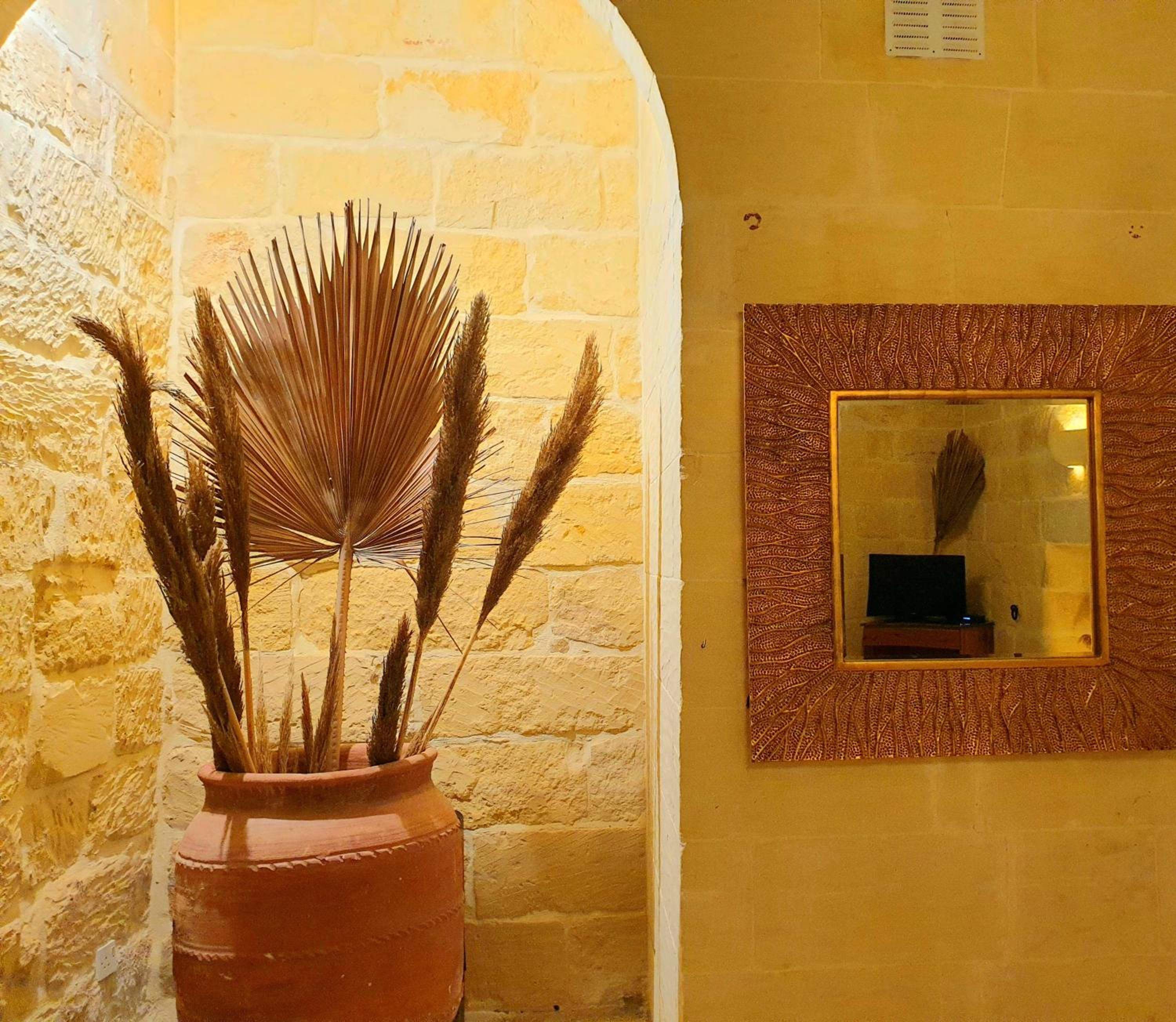 Double Room with Private Bathroom - Photo 16