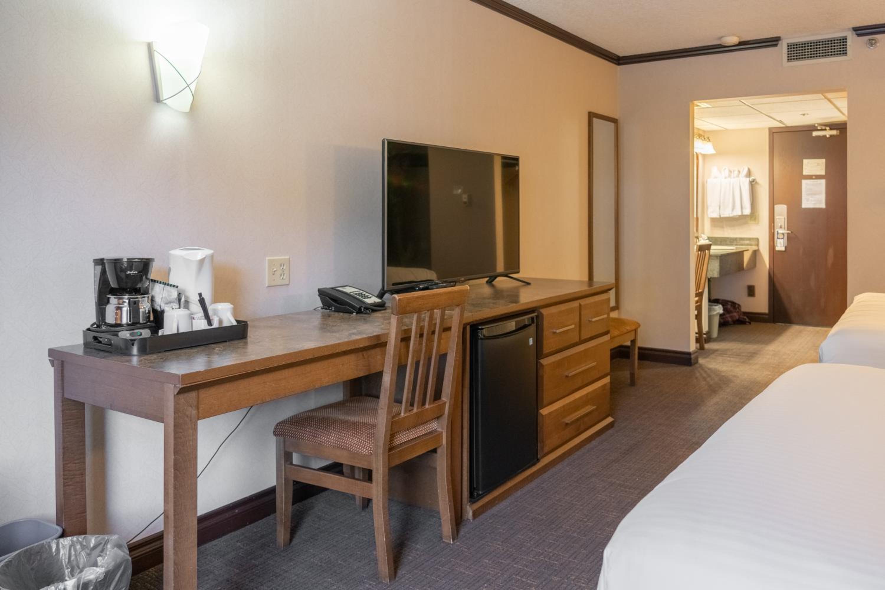 Superior Two Queen Room - Photo 6