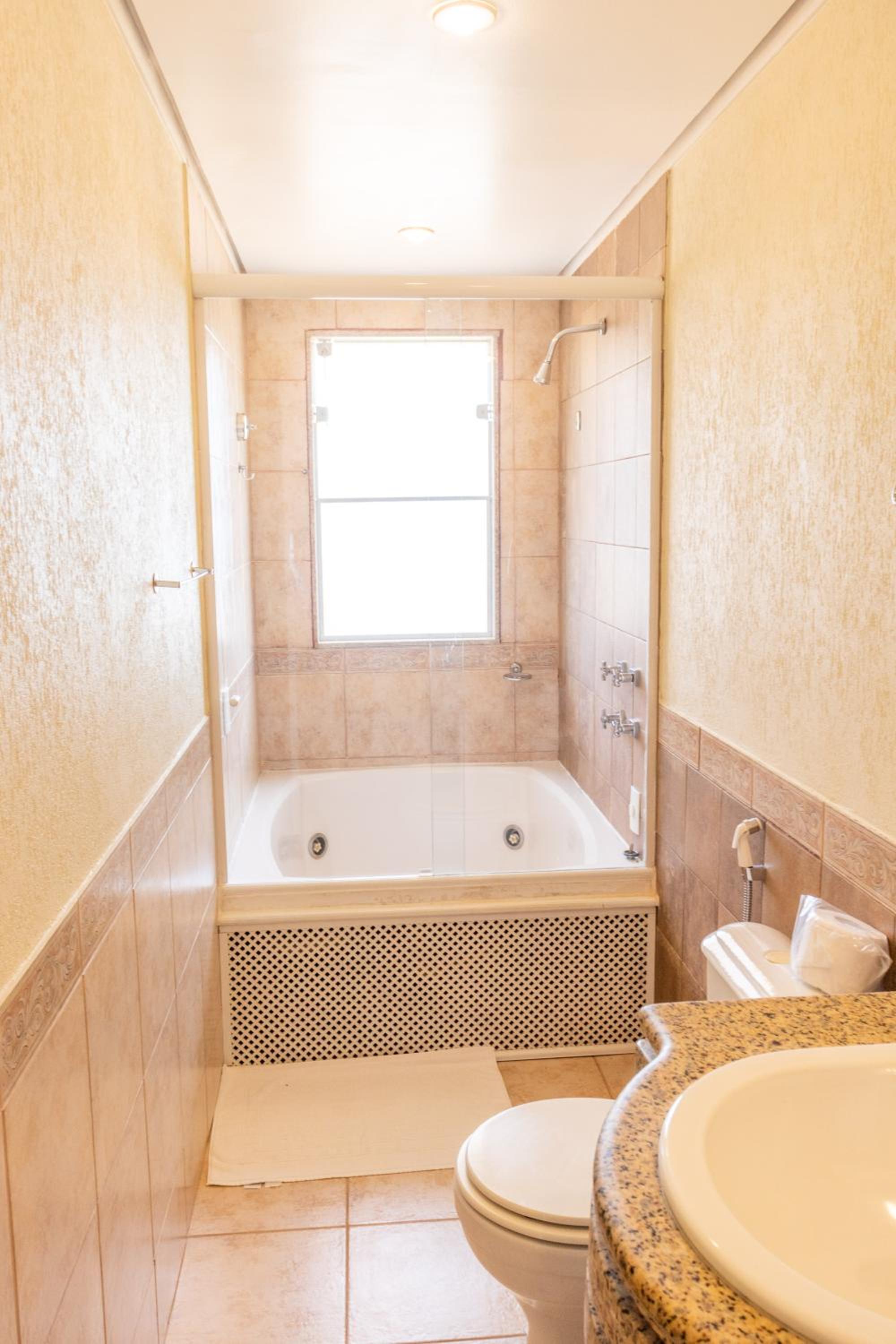 Deluxe Suite with Spa Bath photo 3
