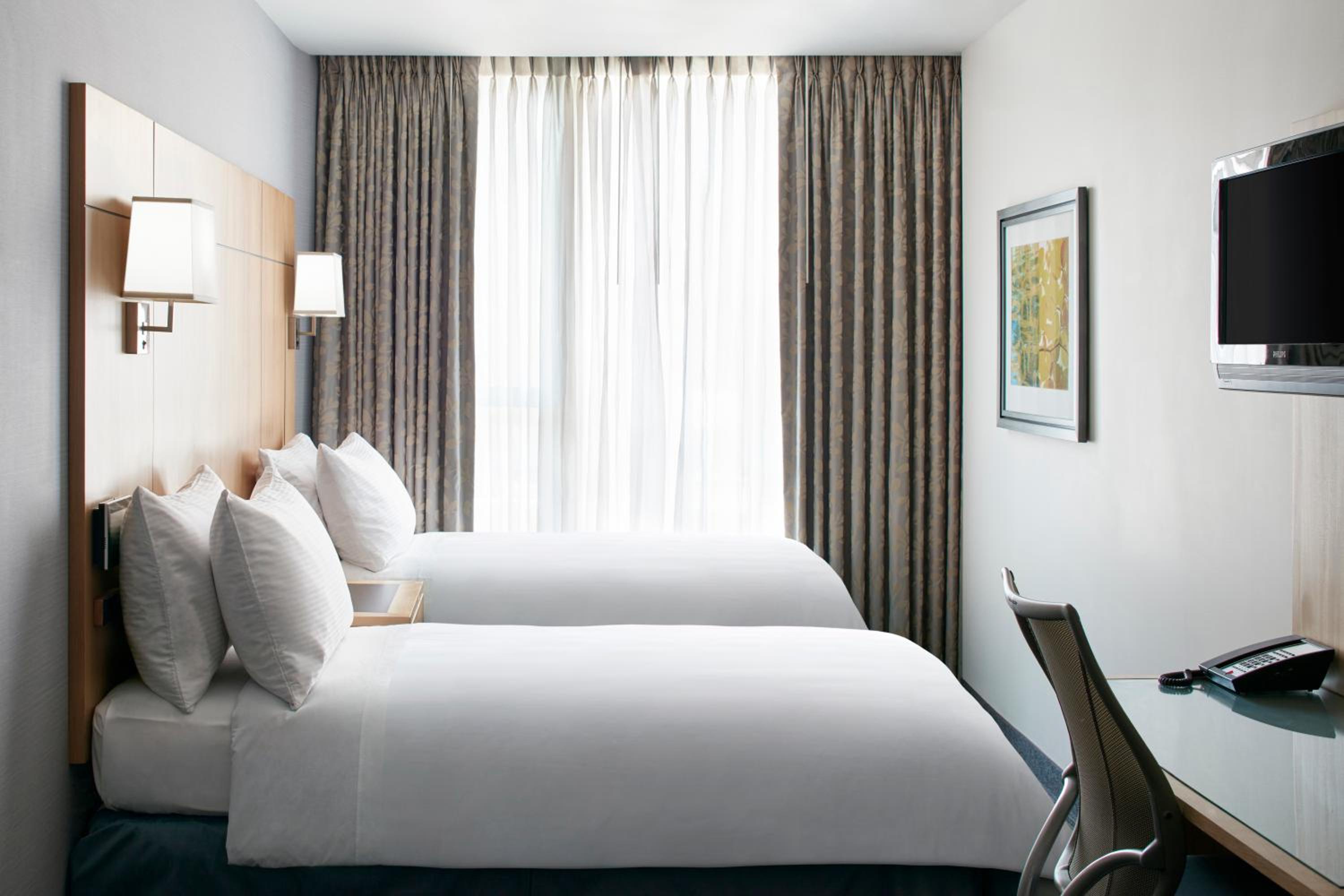 Standard Room with Two Twin Beds thumbnail 5