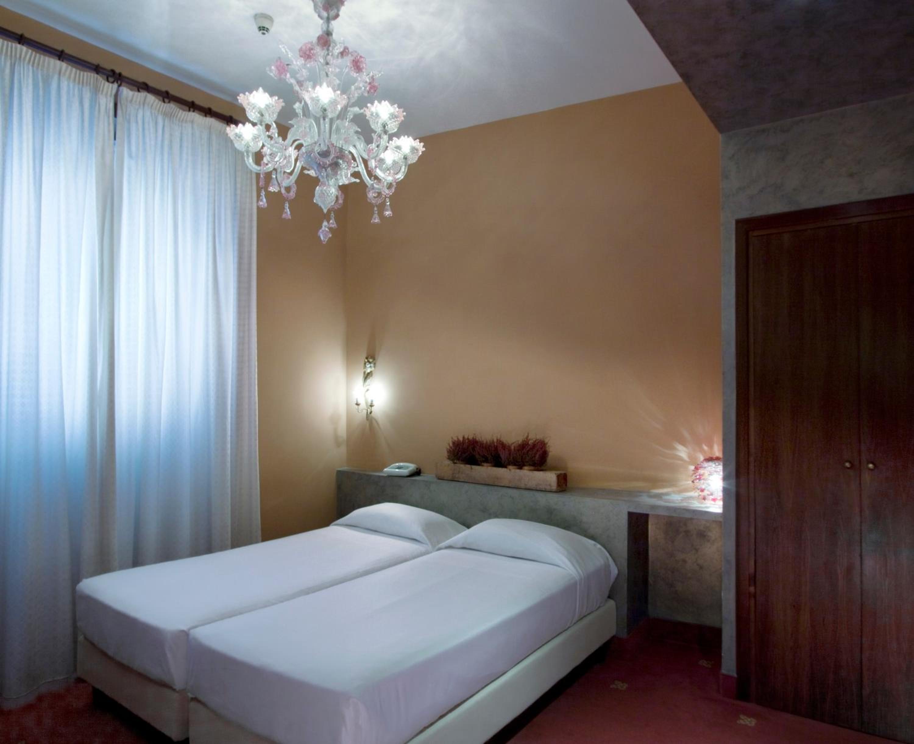 Superior Double or Twin Room thumbnail 5