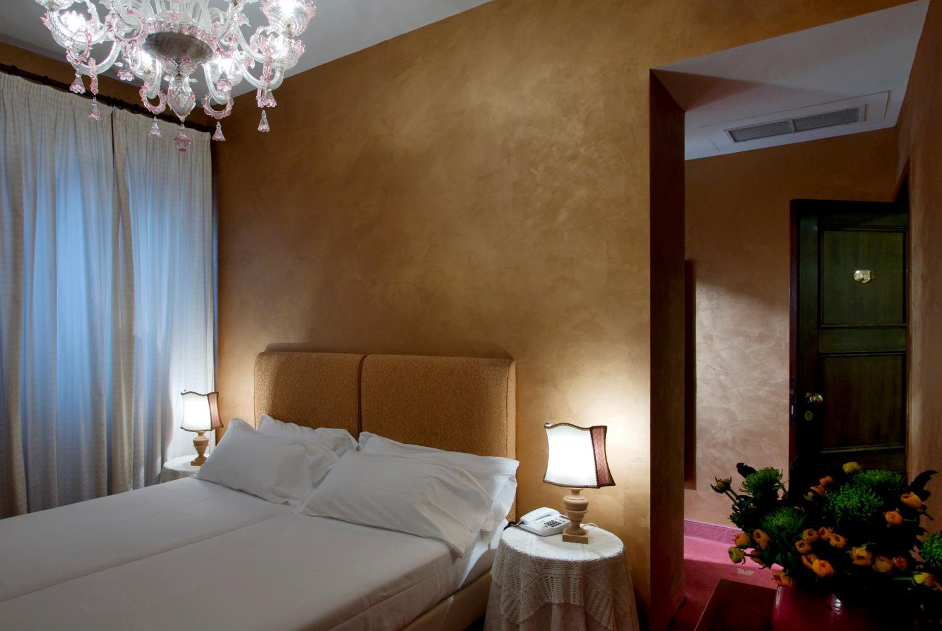 Double or Twin Room thumbnail 5