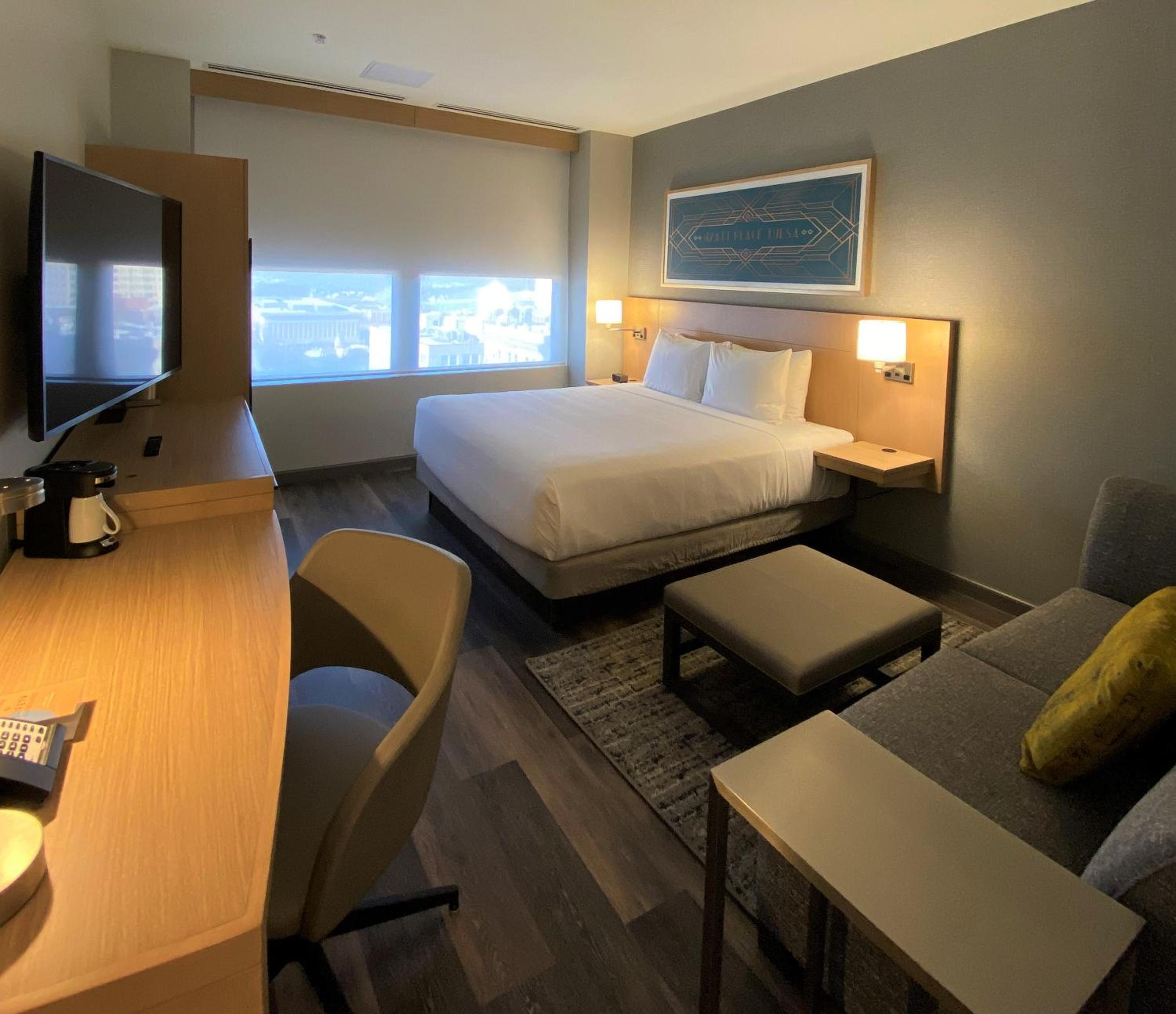 Standard King Room with Sofa Bed - Photo 7