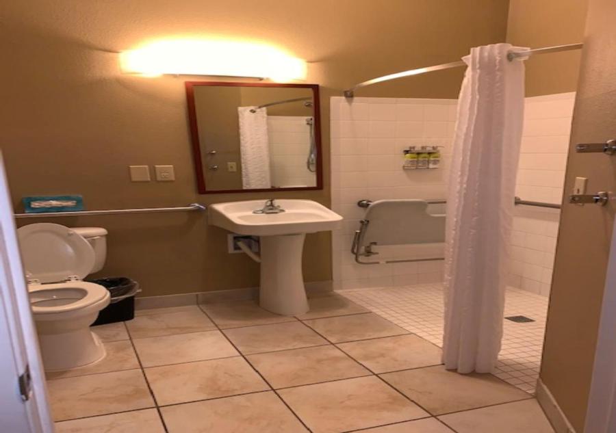 King Room - Disability Access Tub/Non-Smoking - Photo 2