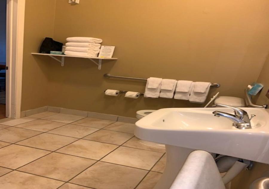 King Room - Disability Access Tub/Non-Smoking - Photo 4