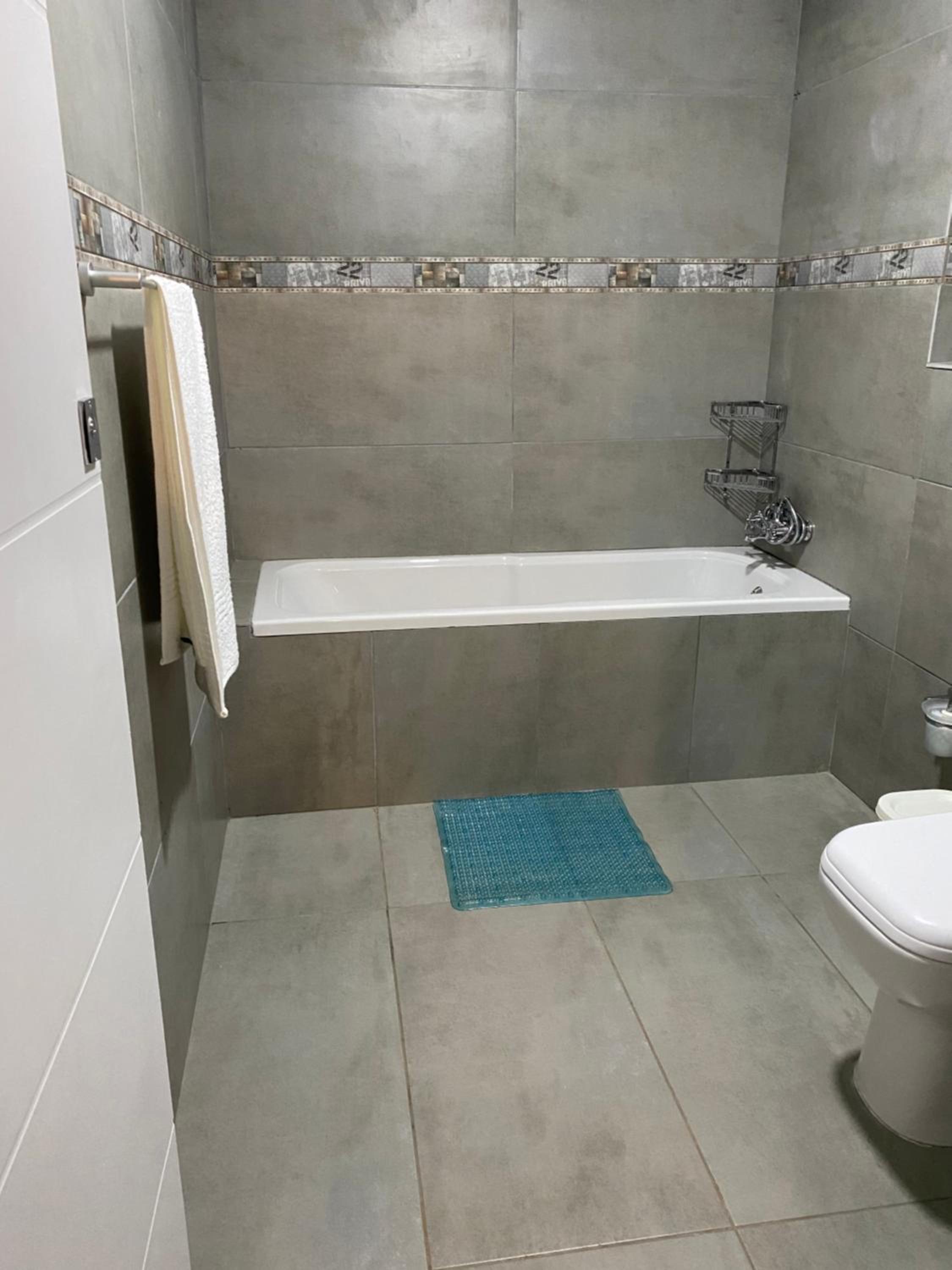 Deluxe Double Room with Bath - Photo 4