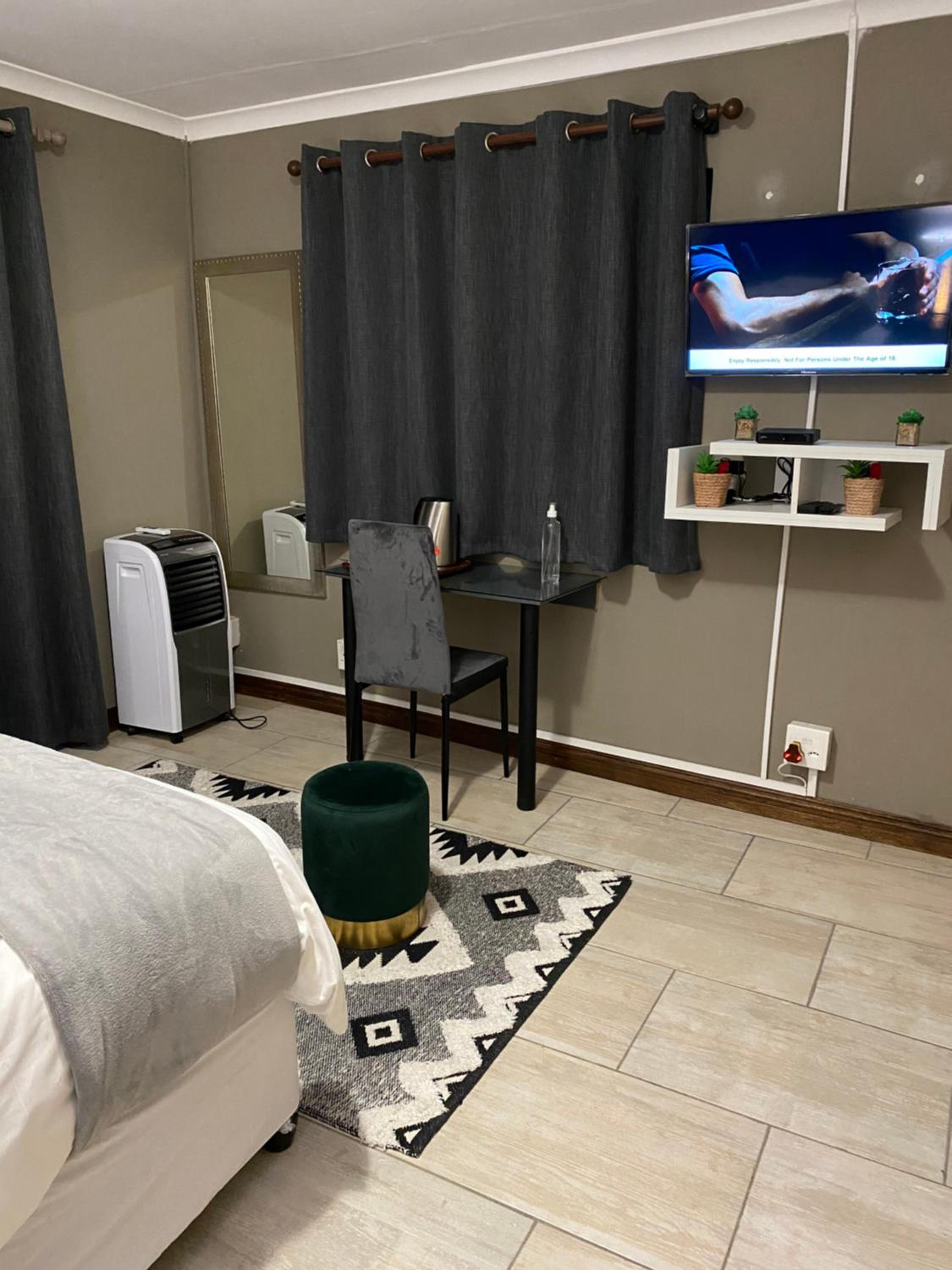Deluxe Double Room with Balcony - Photo 4