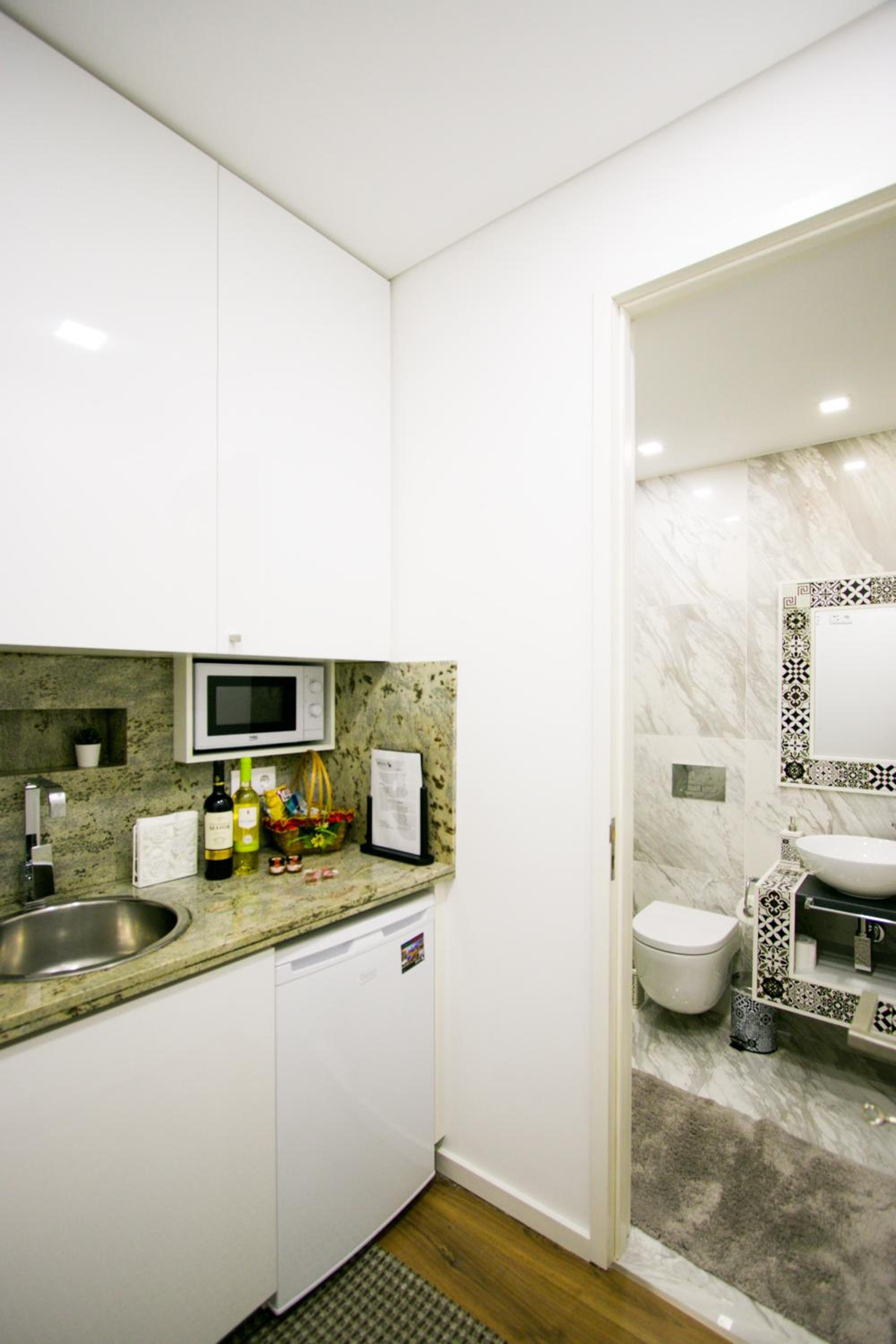 Apartment with Balcony - Photo 6