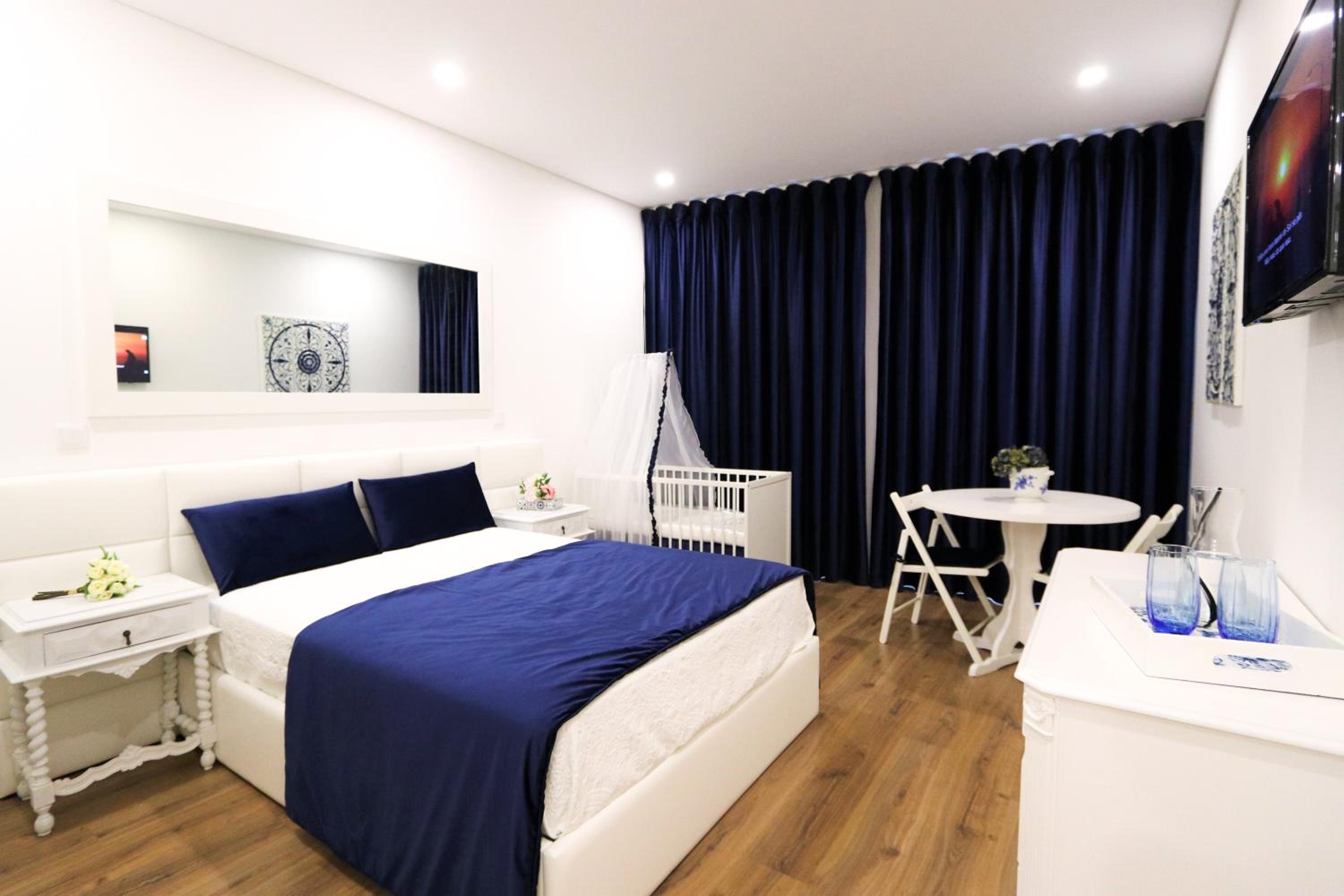 Apartment with Balcony - Photo 8