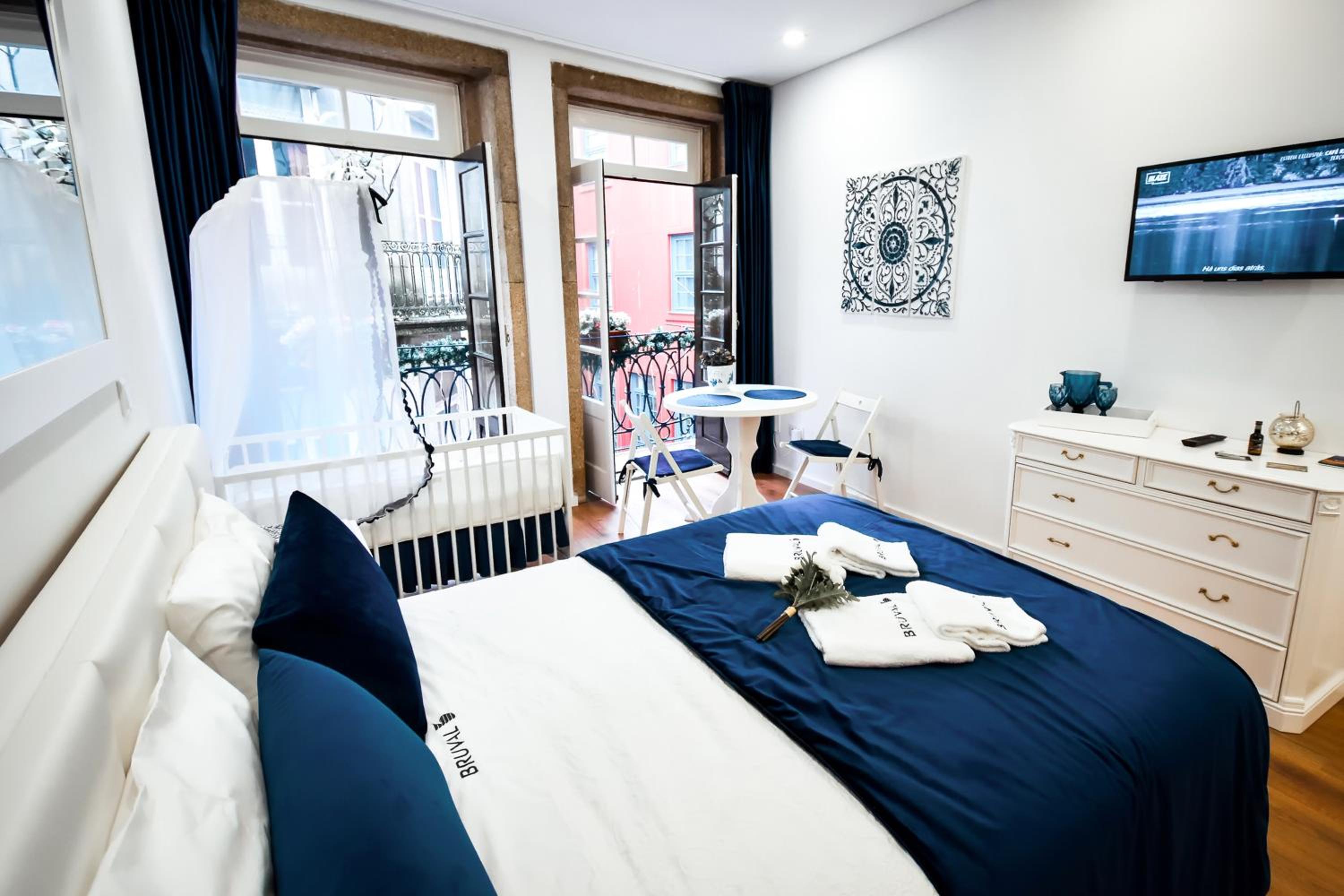 Apartment with Balcony - Photo 4