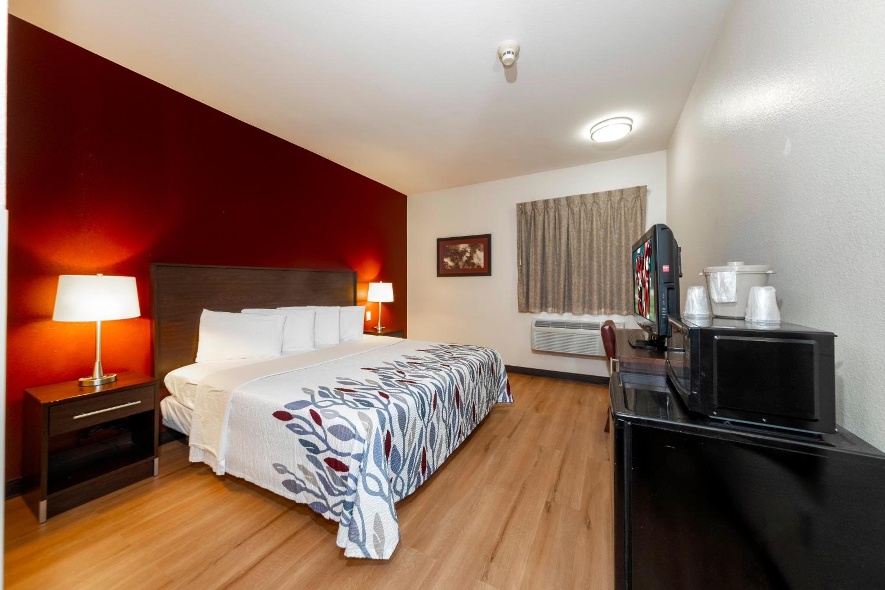 Deluxe King Room - Disability Access/Roll-in Shower Non-Smoking